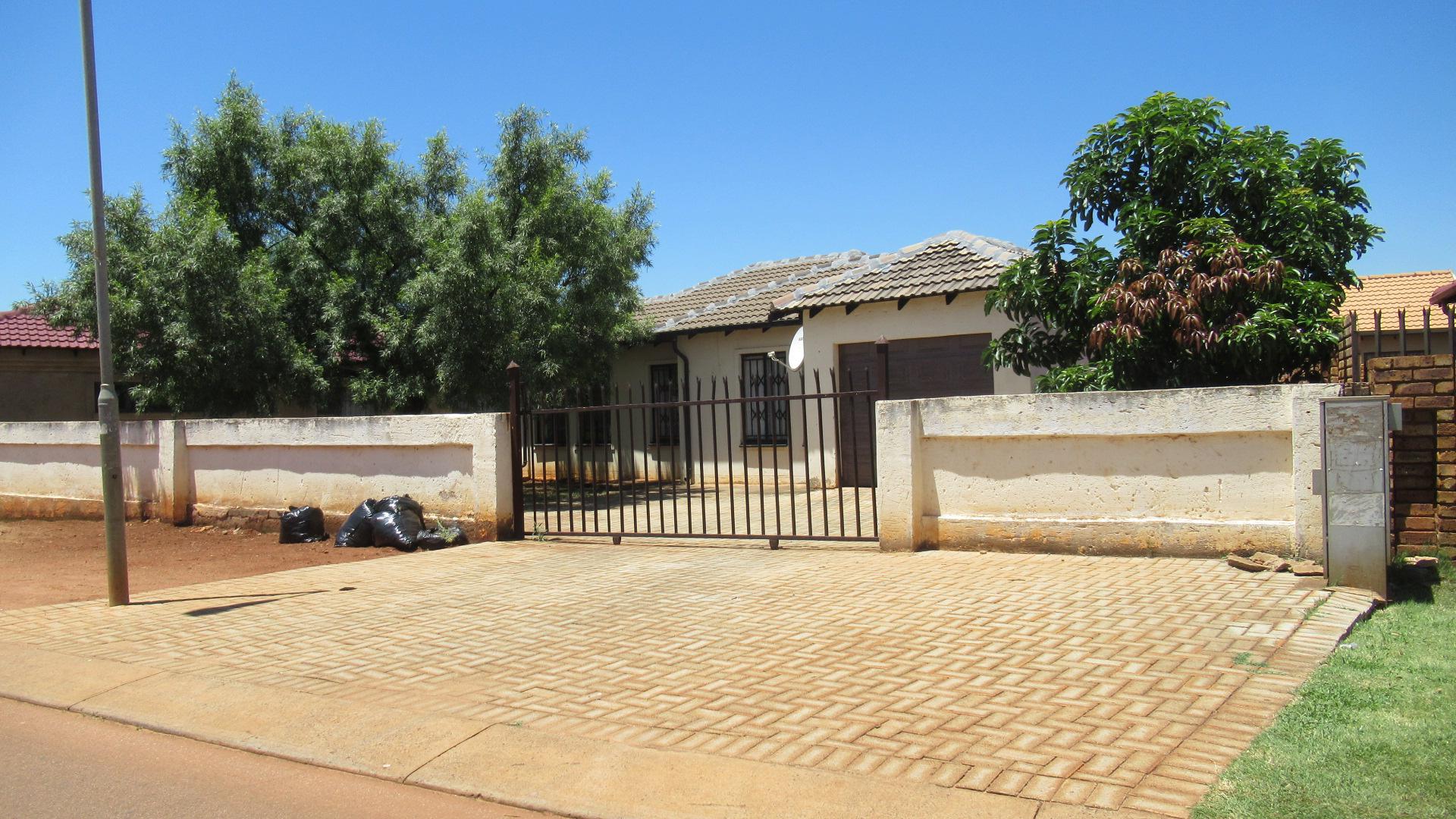 Front View of property in The Orchards