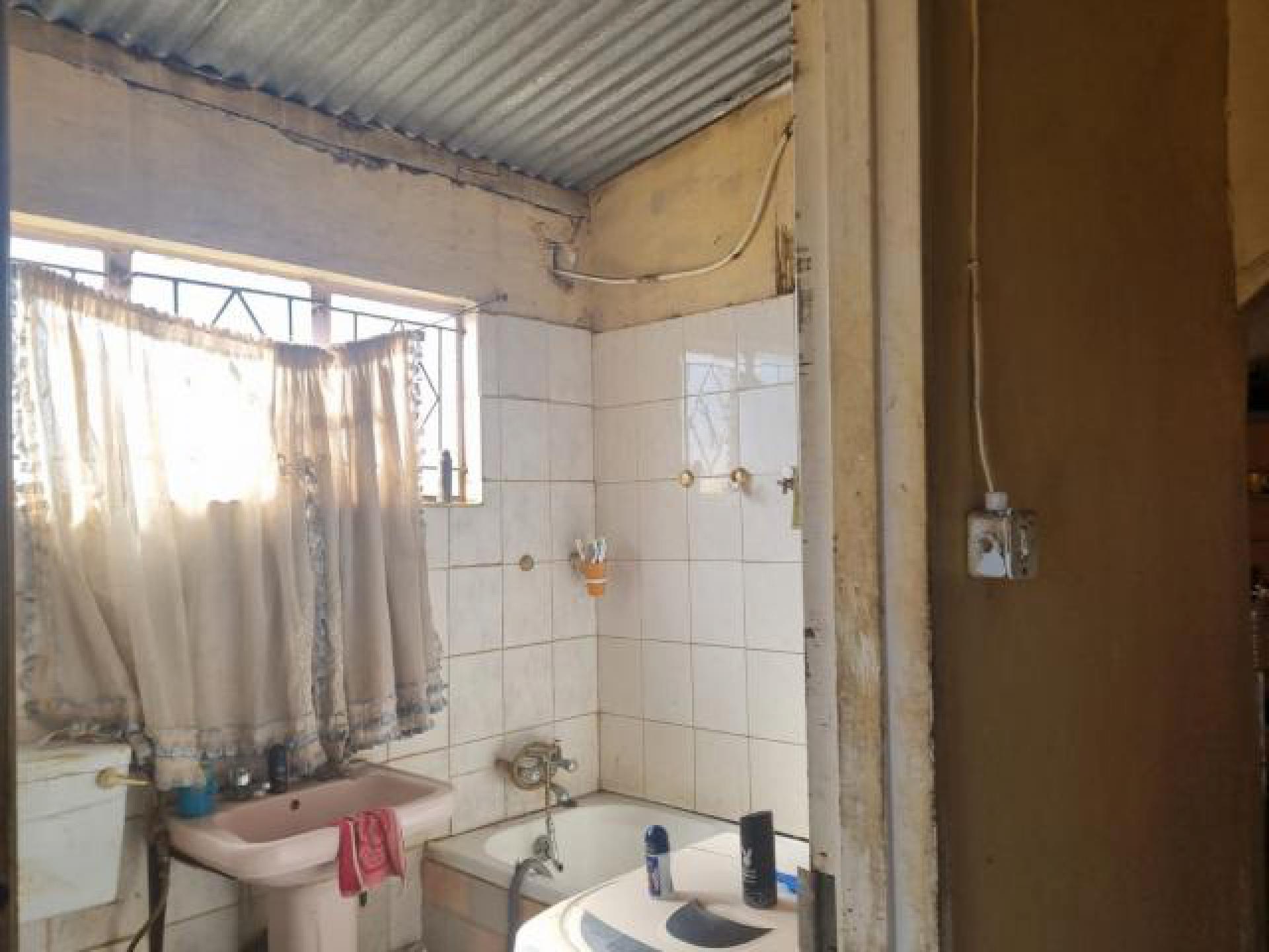 Bathroom 1 of property in Roodepan