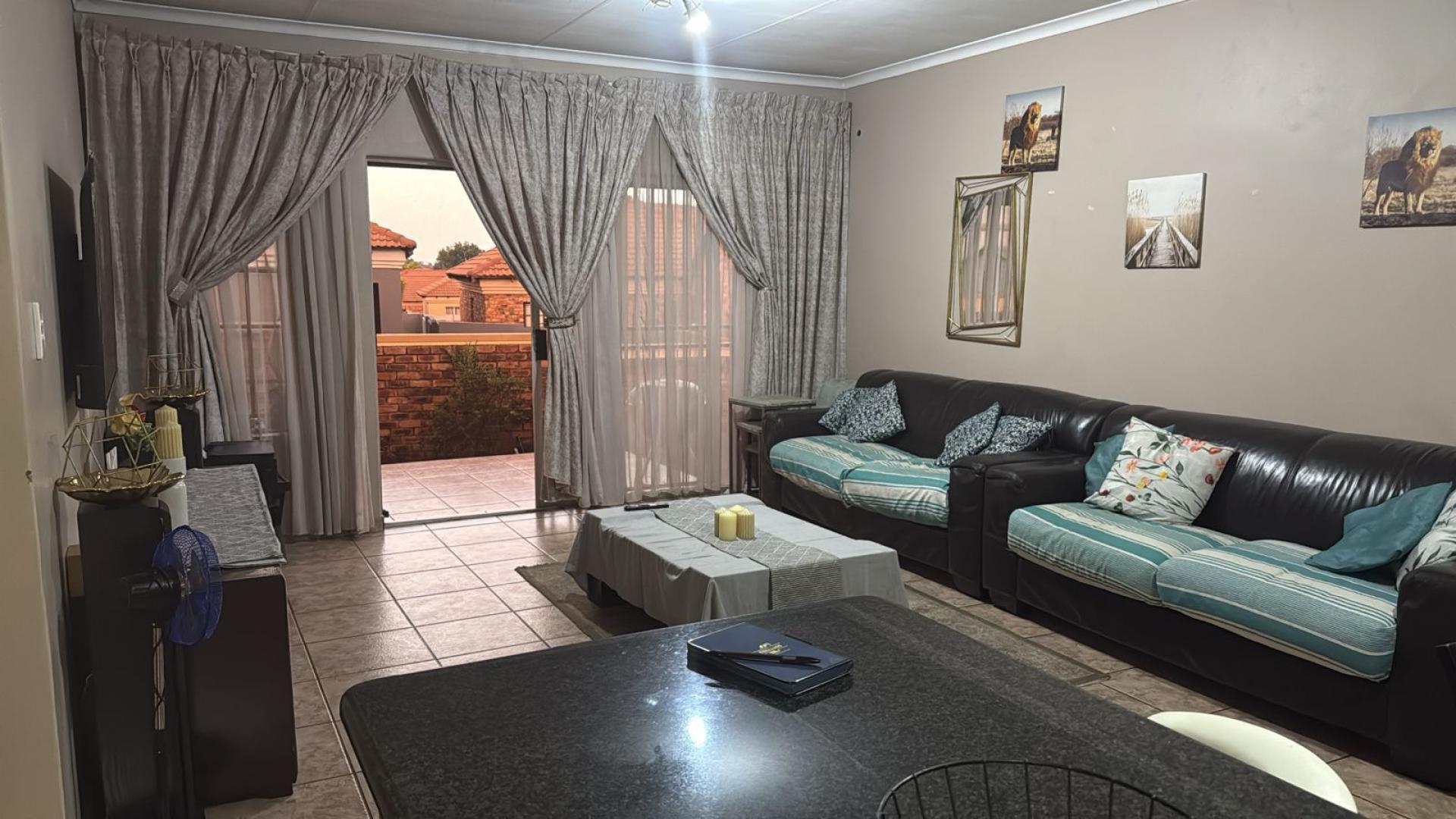 Lounges of property in Thatchfield