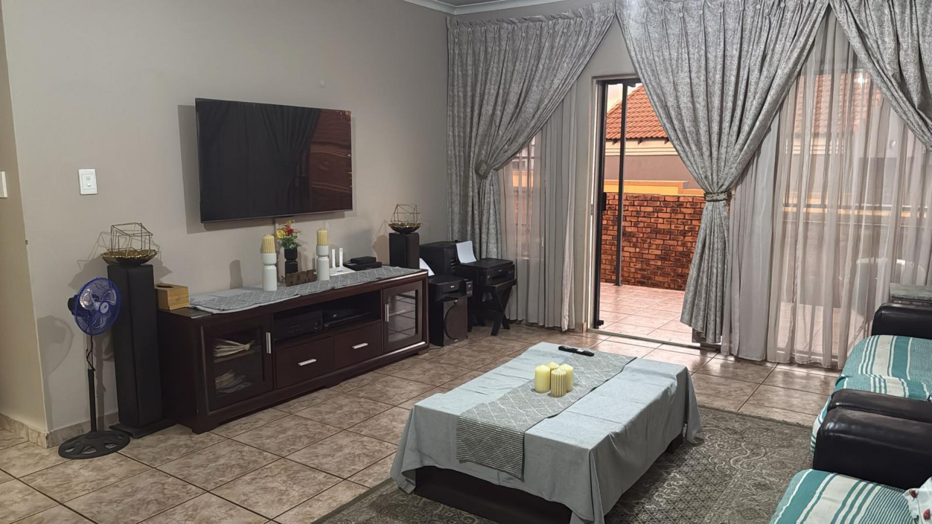 Lounges of property in Thatchfield