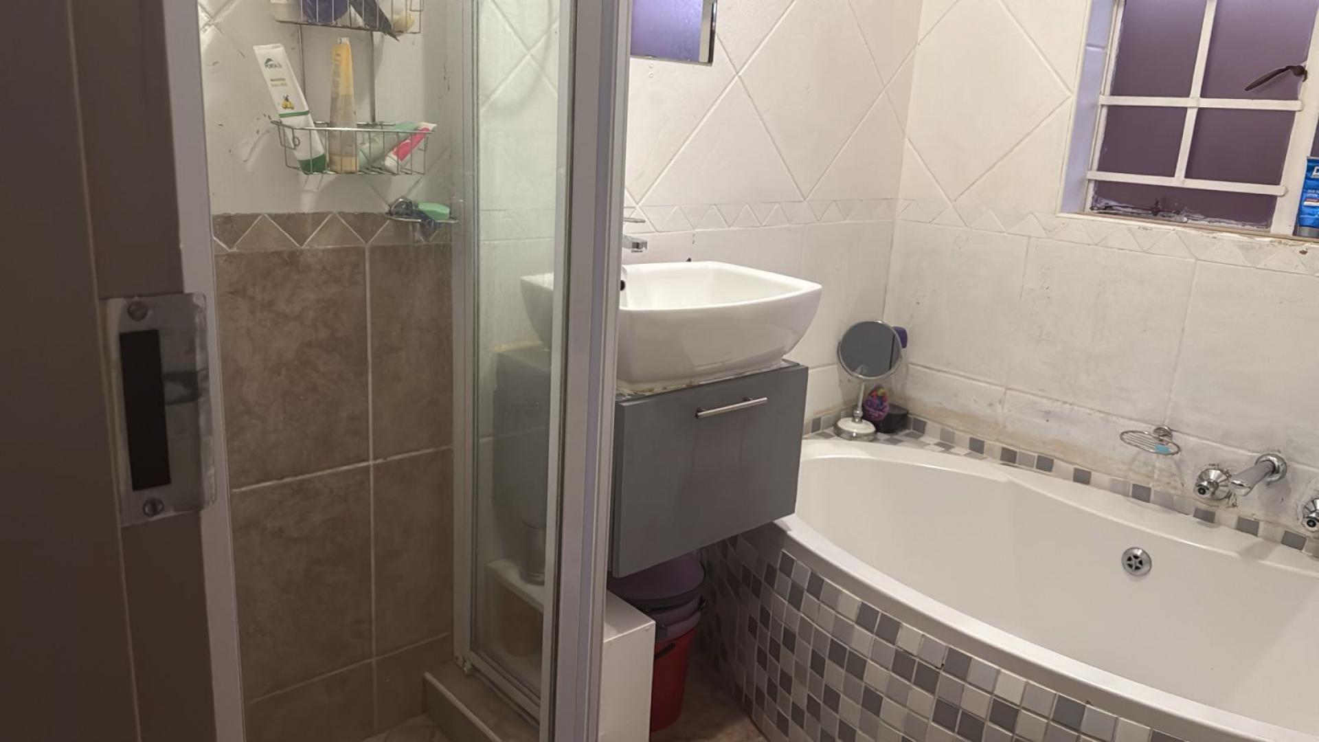 Bathroom 2 of property in Thatchfield