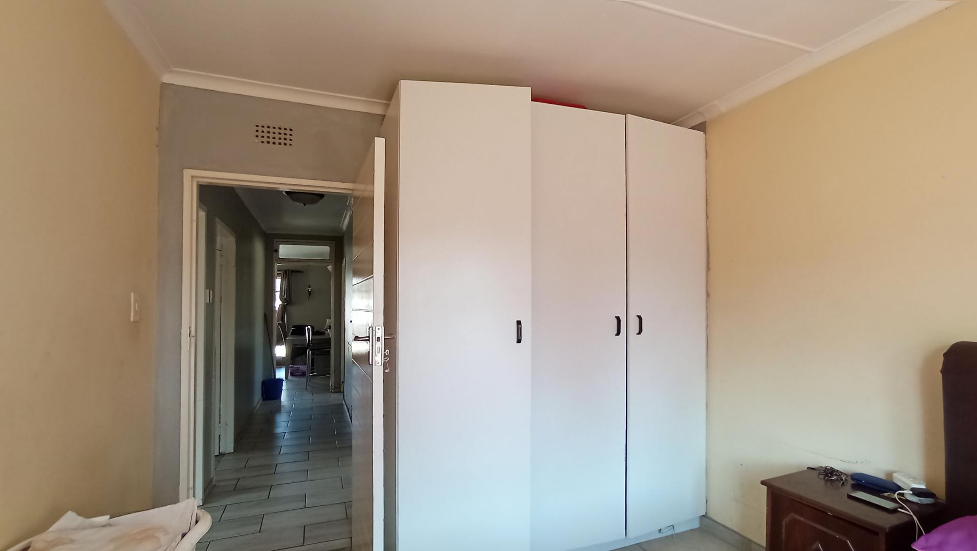 Bed Room 1 - 10 square meters of property in Sophiatown