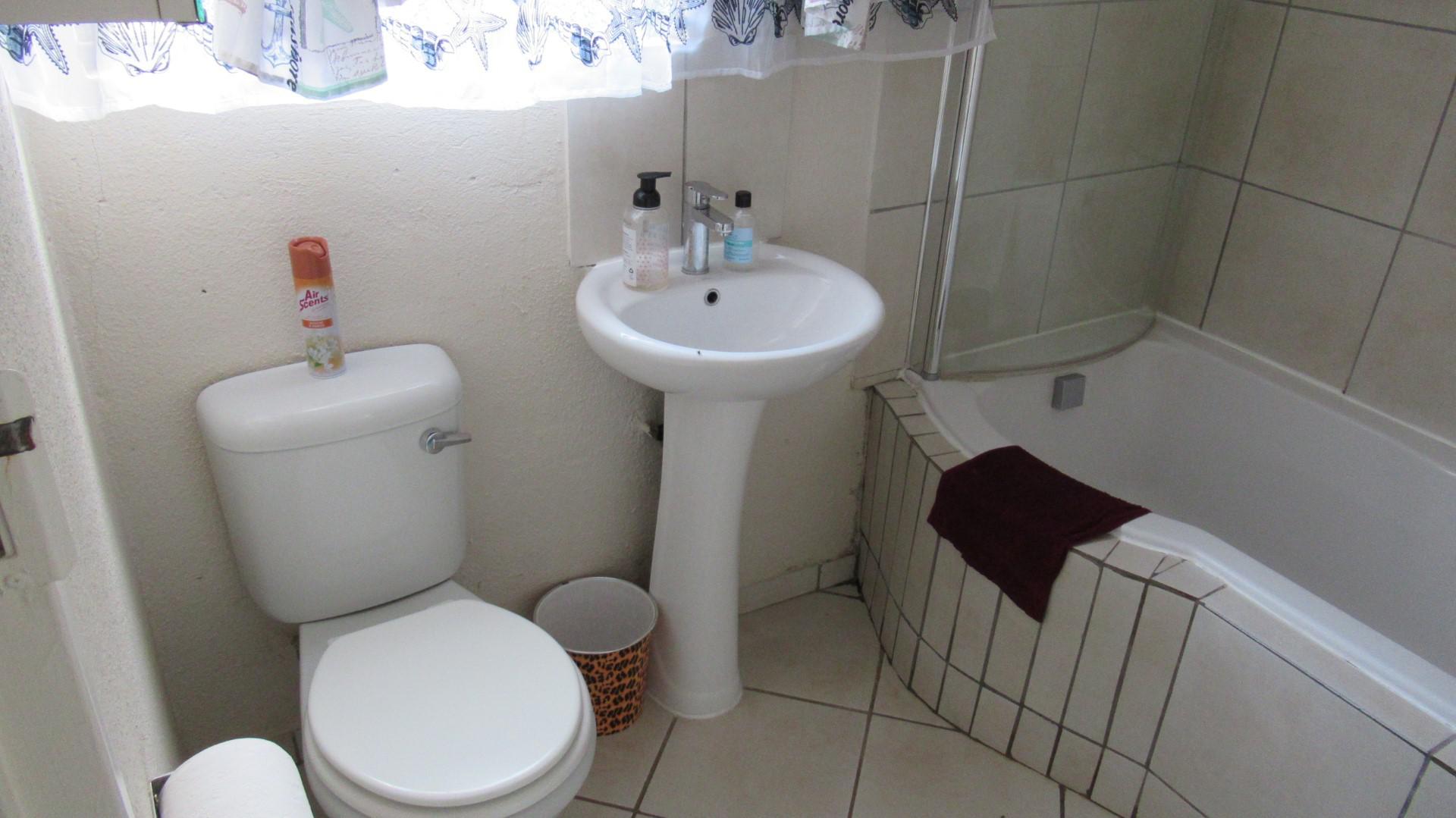 Main Bathroom - 6 square meters of property in Alliance