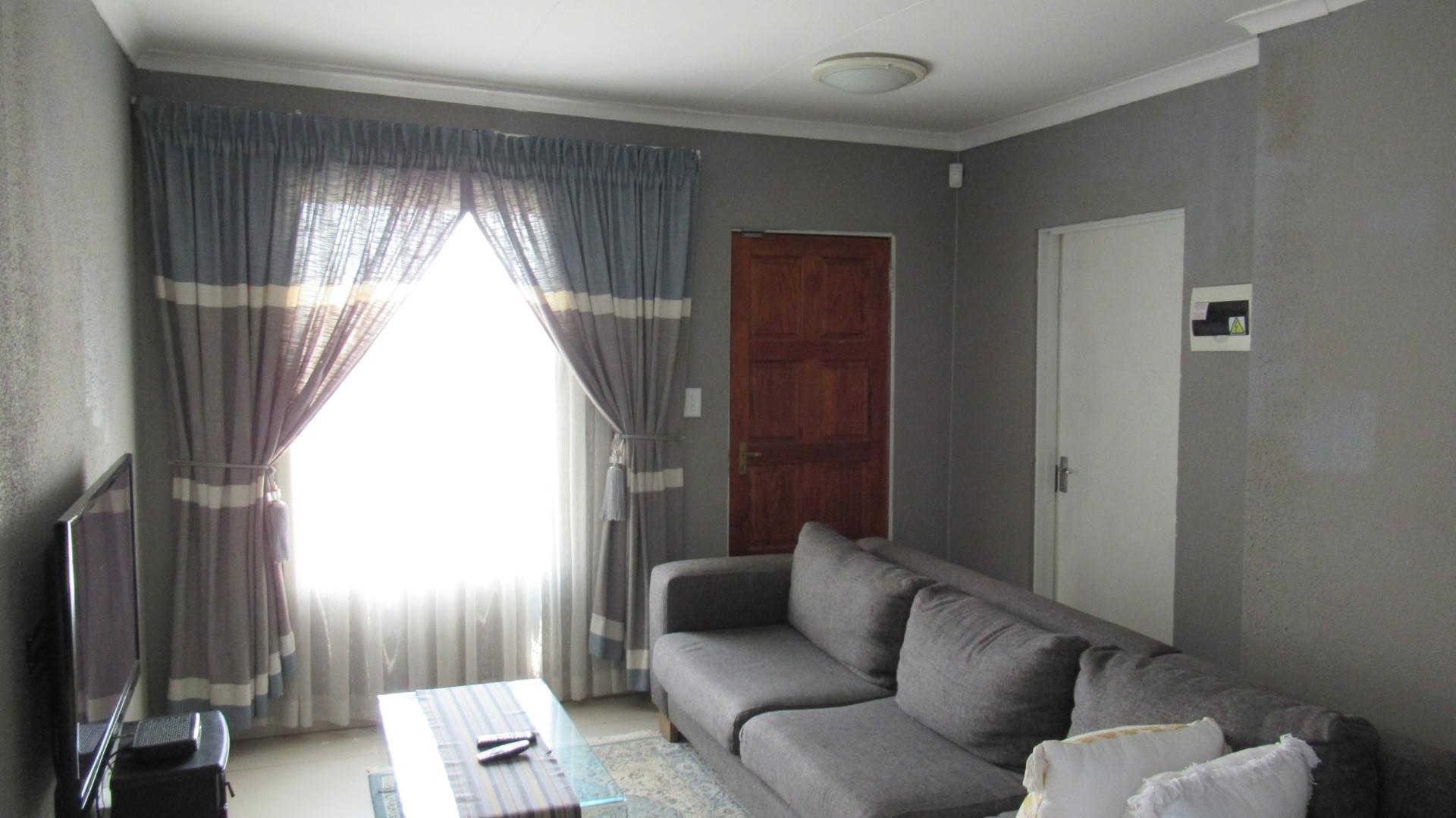 Lounges - 15 square meters of property in Salfin