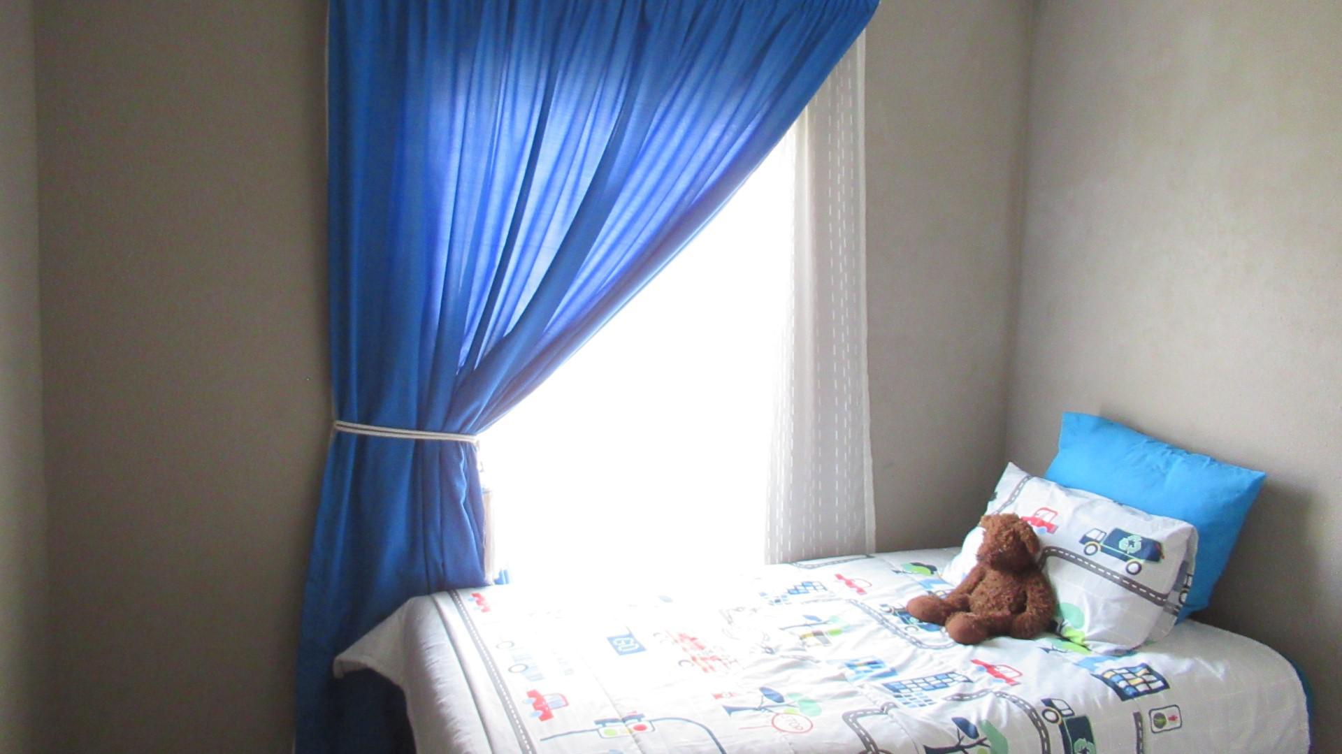 Bed Room 1 - 10 square meters of property in Salfin