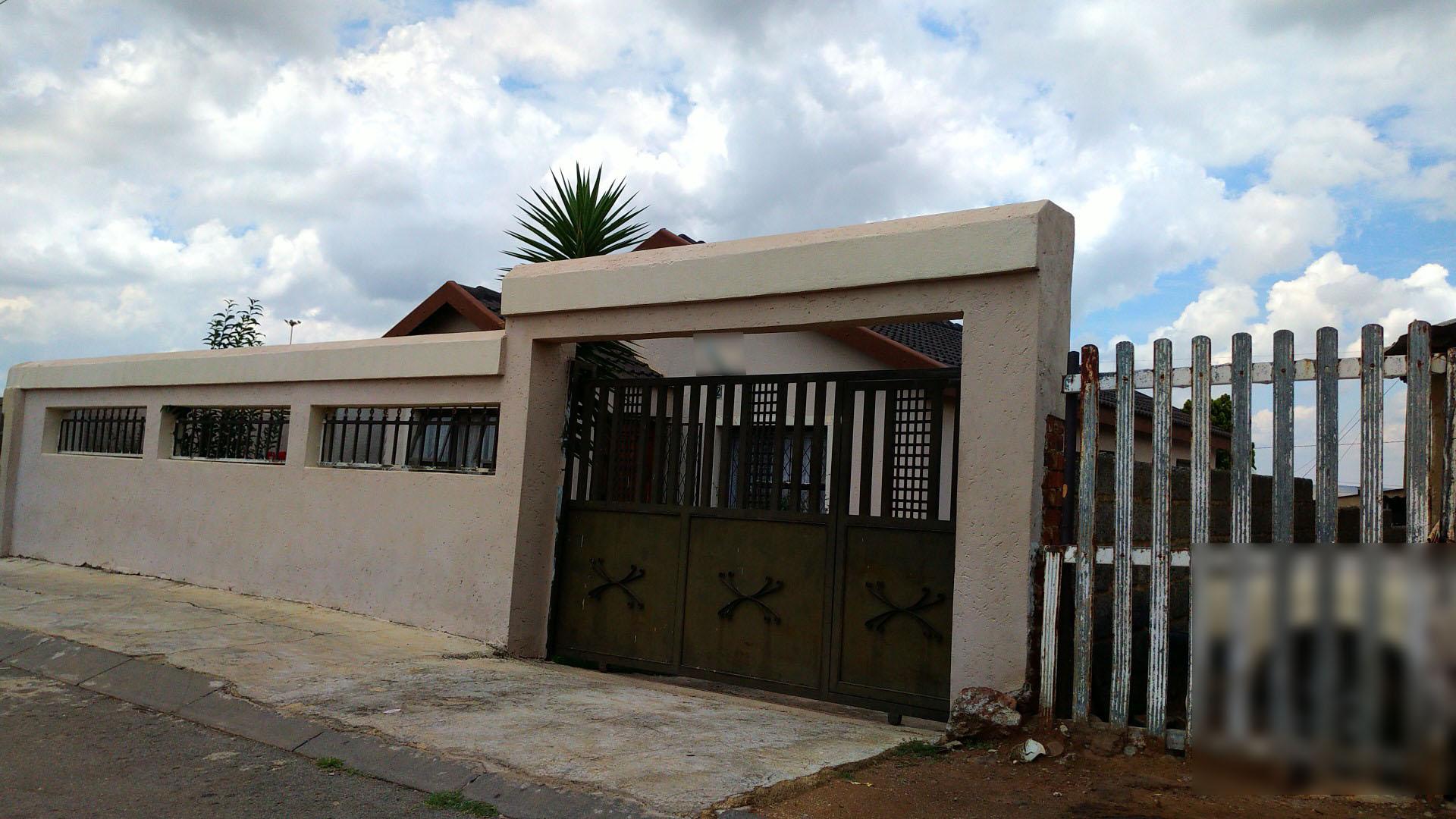 Front View of property in Chiawelo