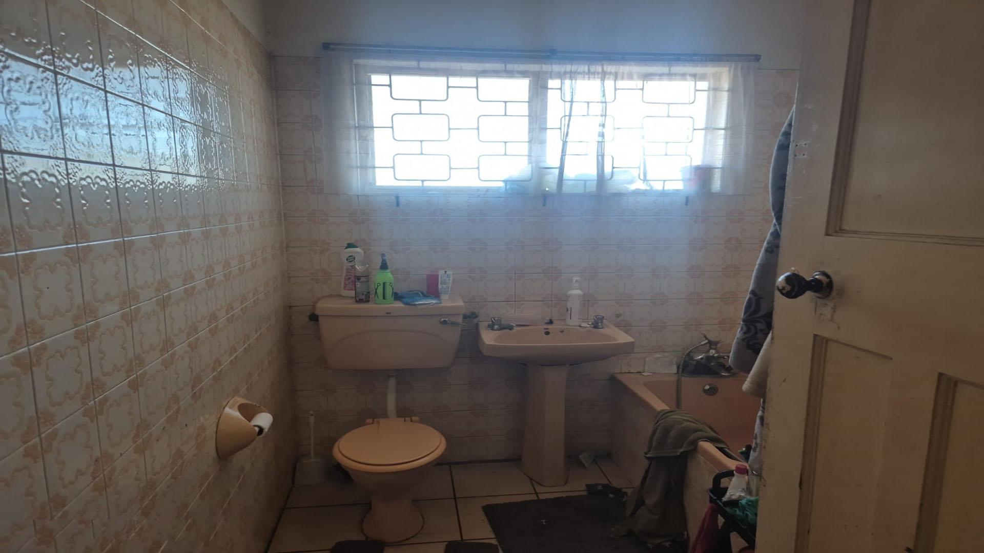Bathroom 1 of property in Cannon Hill