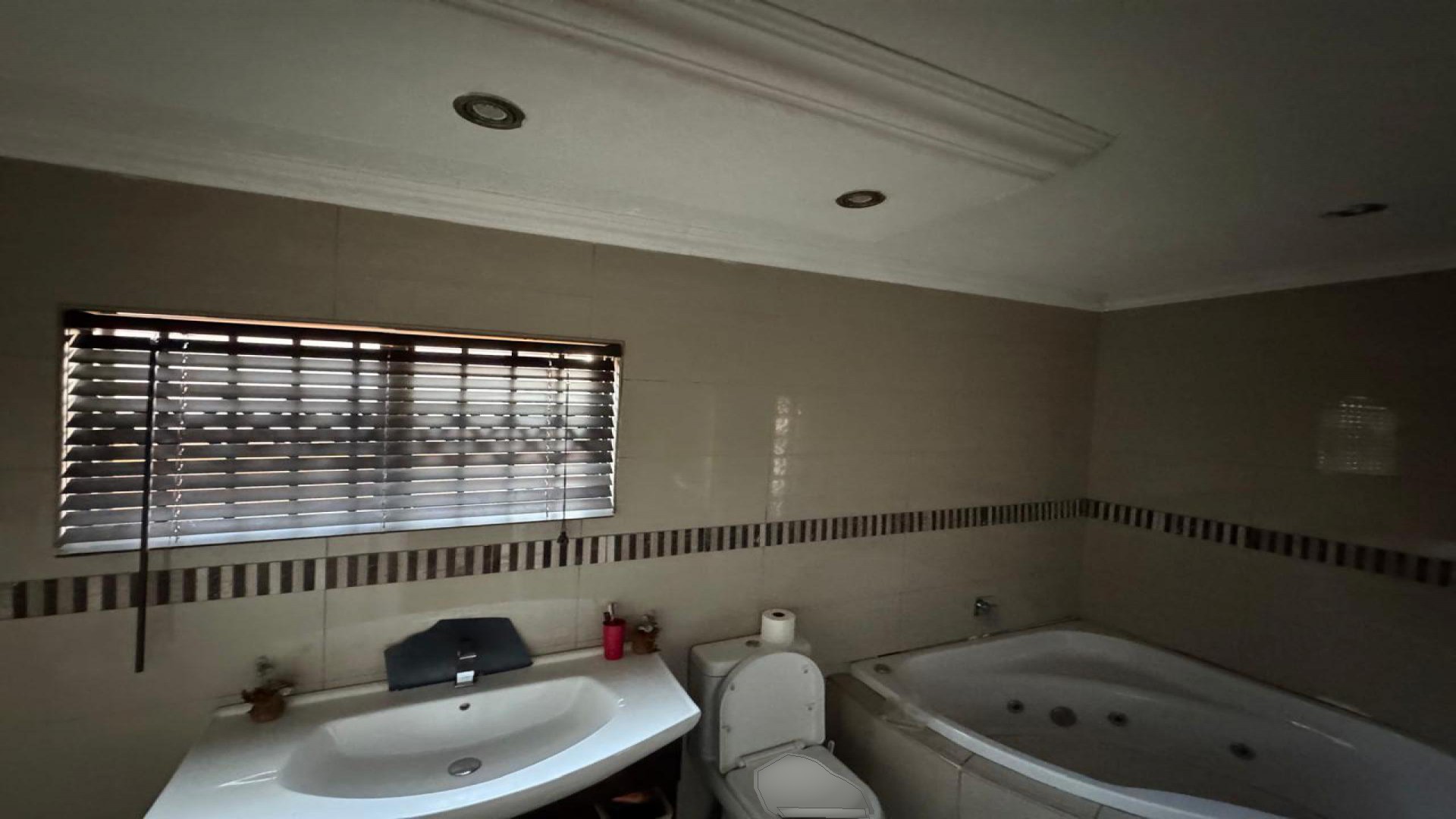 Bathroom 1 of property in Protea Glen