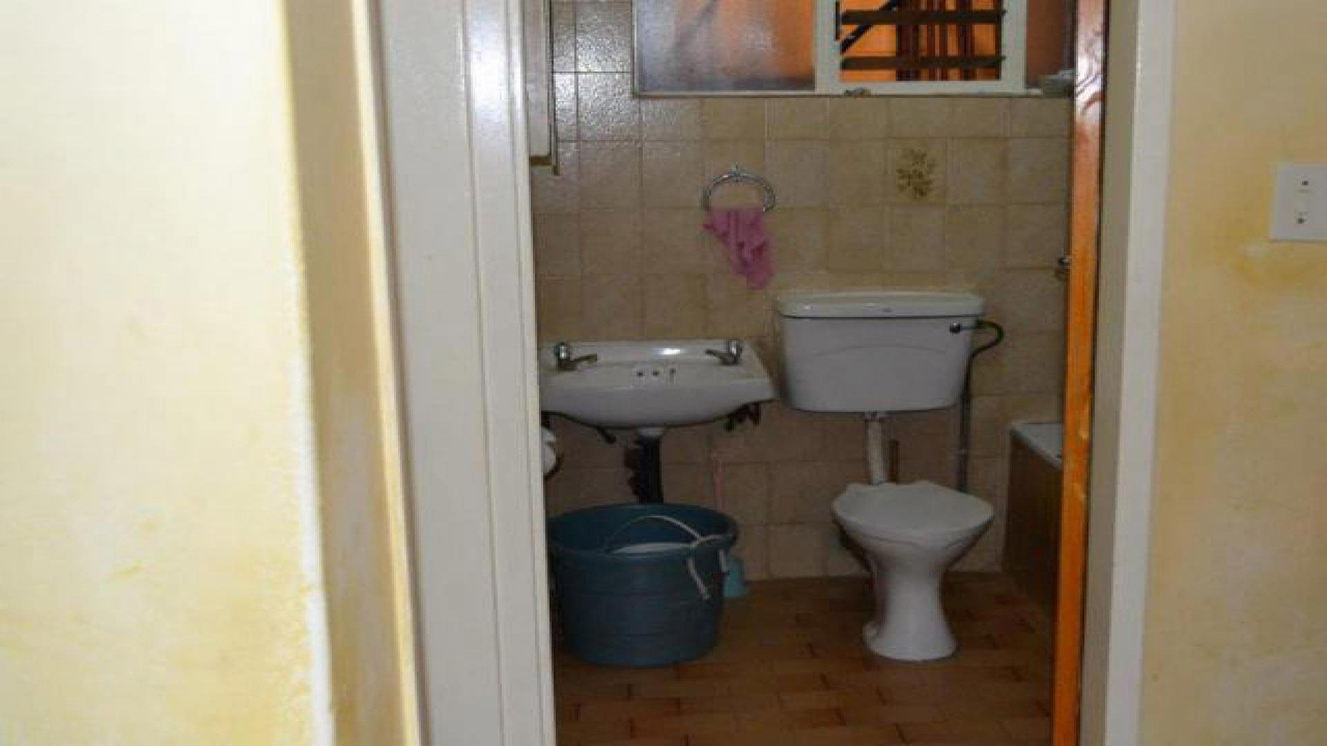 Bathroom 1 - 5 square meters of property in Silverton