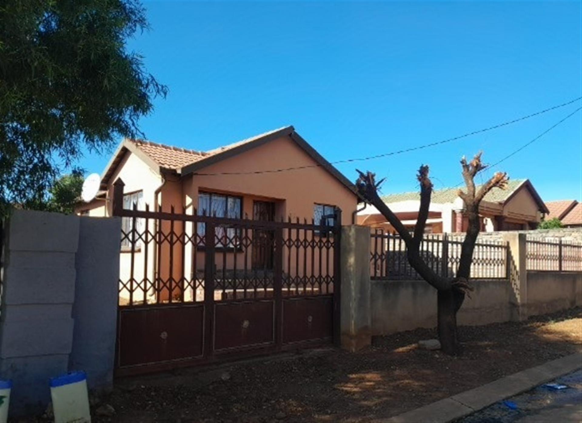 Front View of property in Lotus Gardens