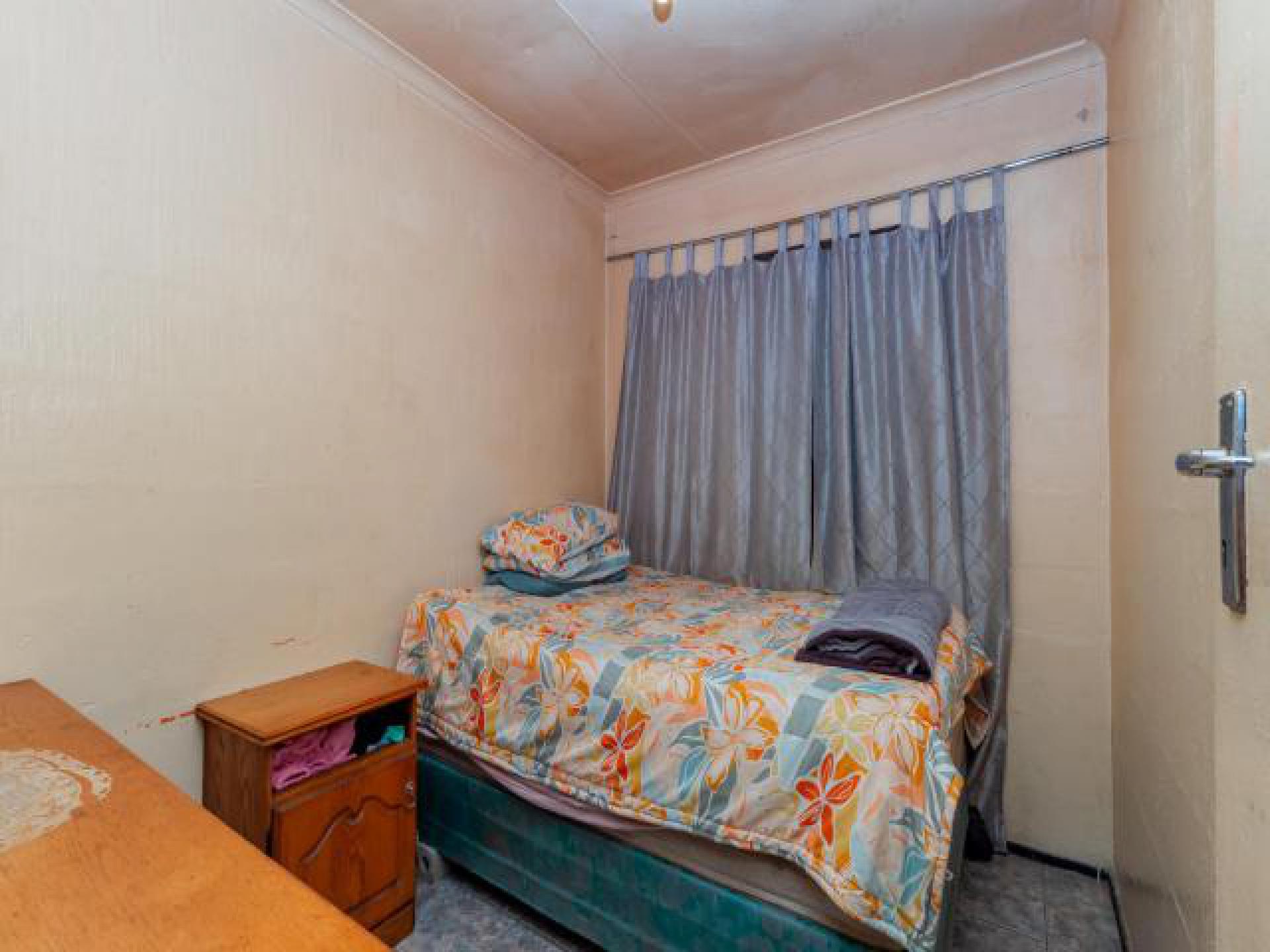 Bed Room 1 of property in Mitchells Plain