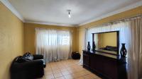 Lounges - 18 square meters of property in Elspark