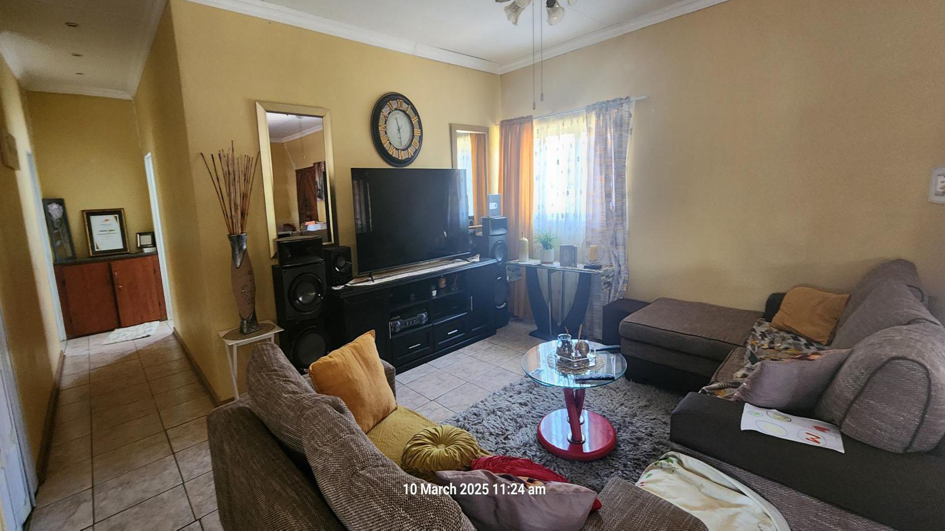 Lounges of property in Meiringspark