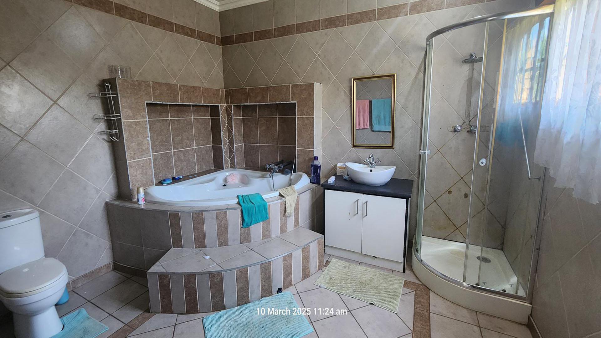 Bathroom 3+ of property in Meiringspark