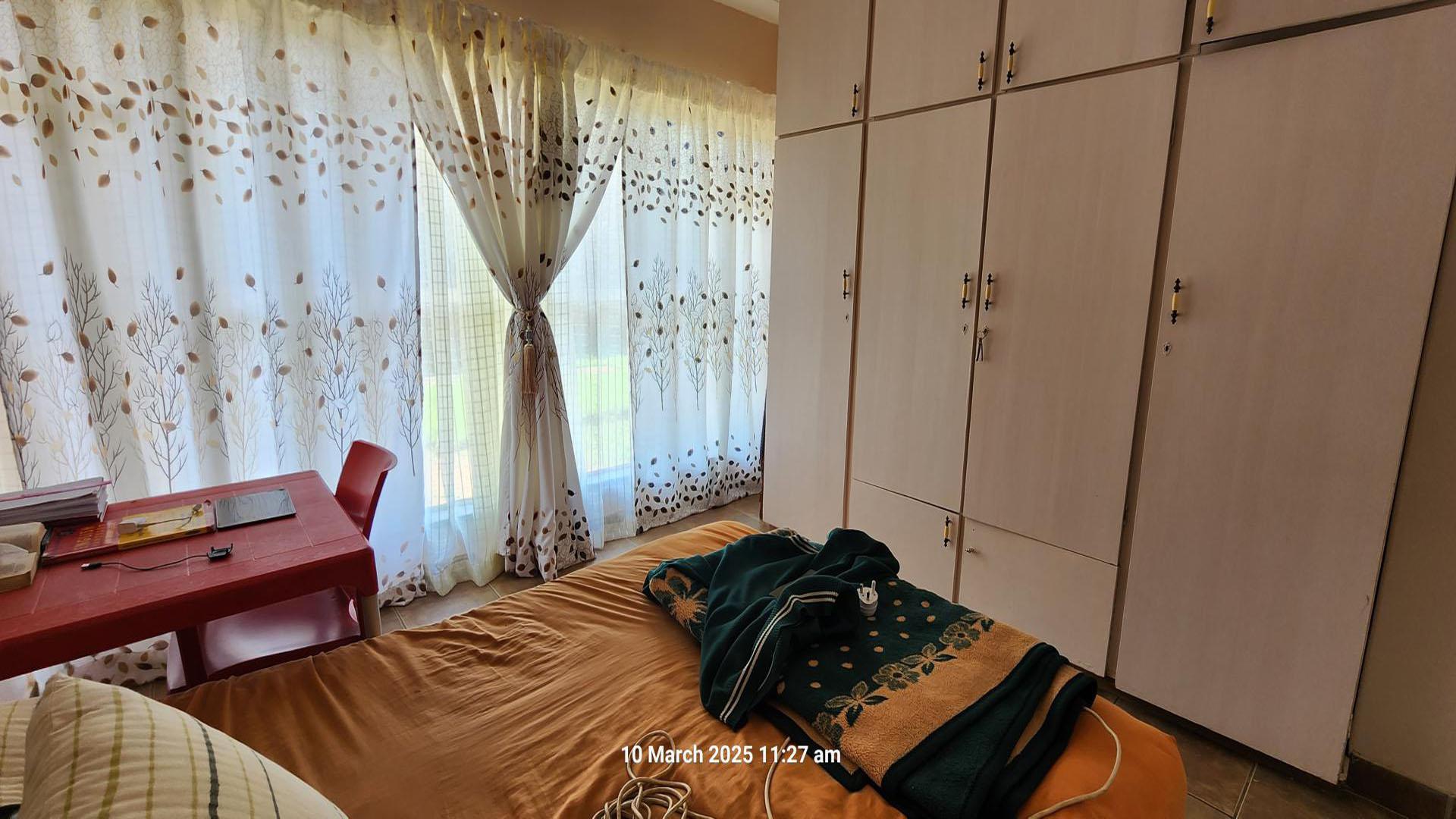 Bathroom 1 of property in Meiringspark