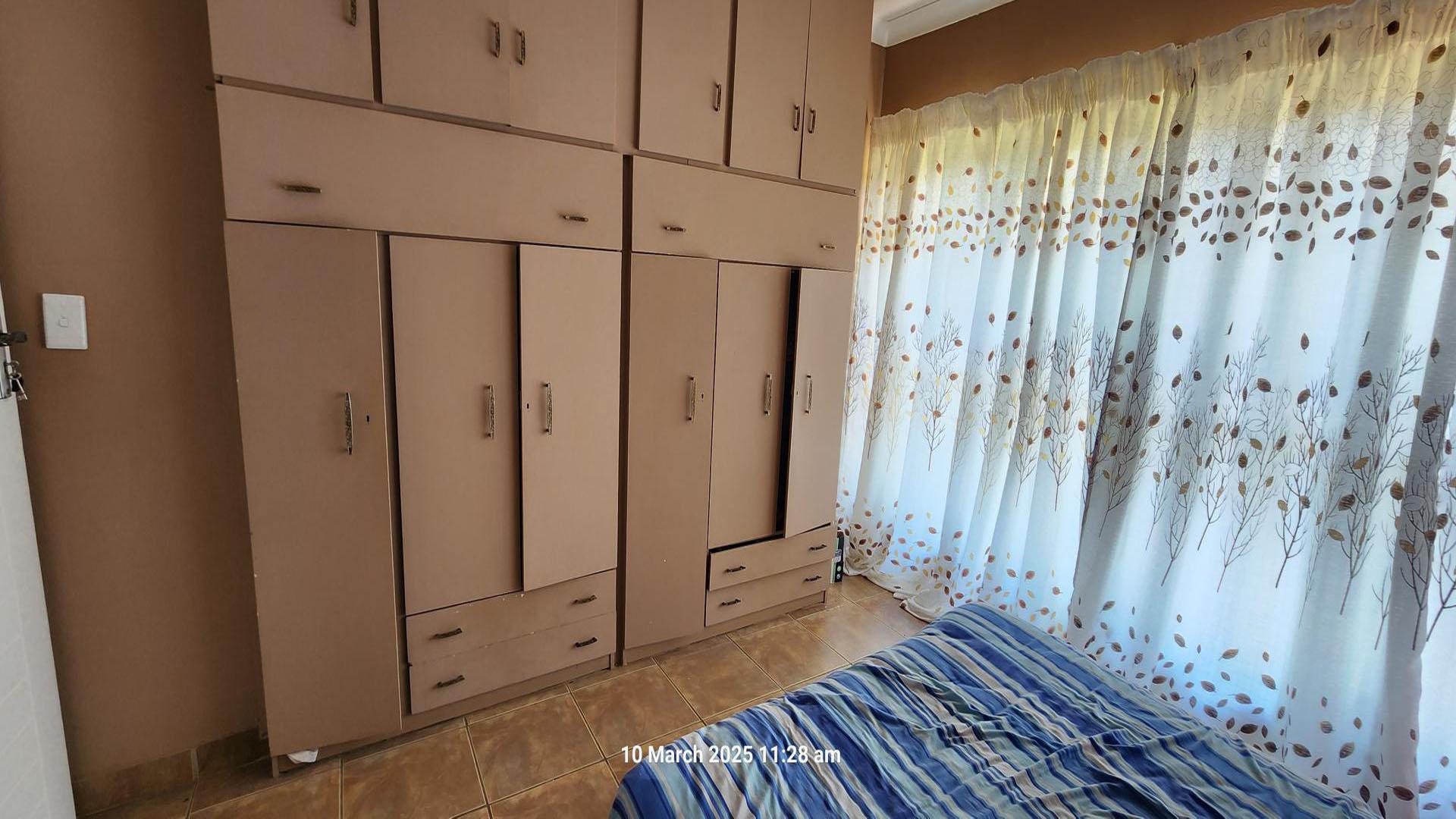 Bed Room 5+ of property in Meiringspark