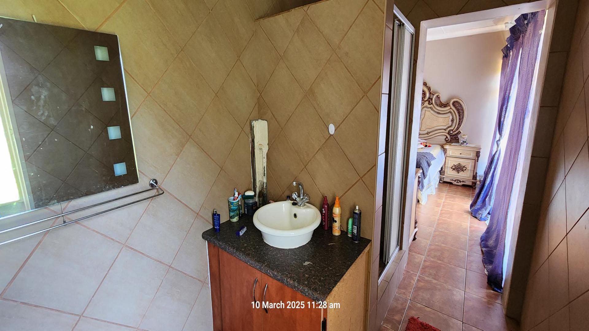 Bathroom 3+ of property in Meiringspark