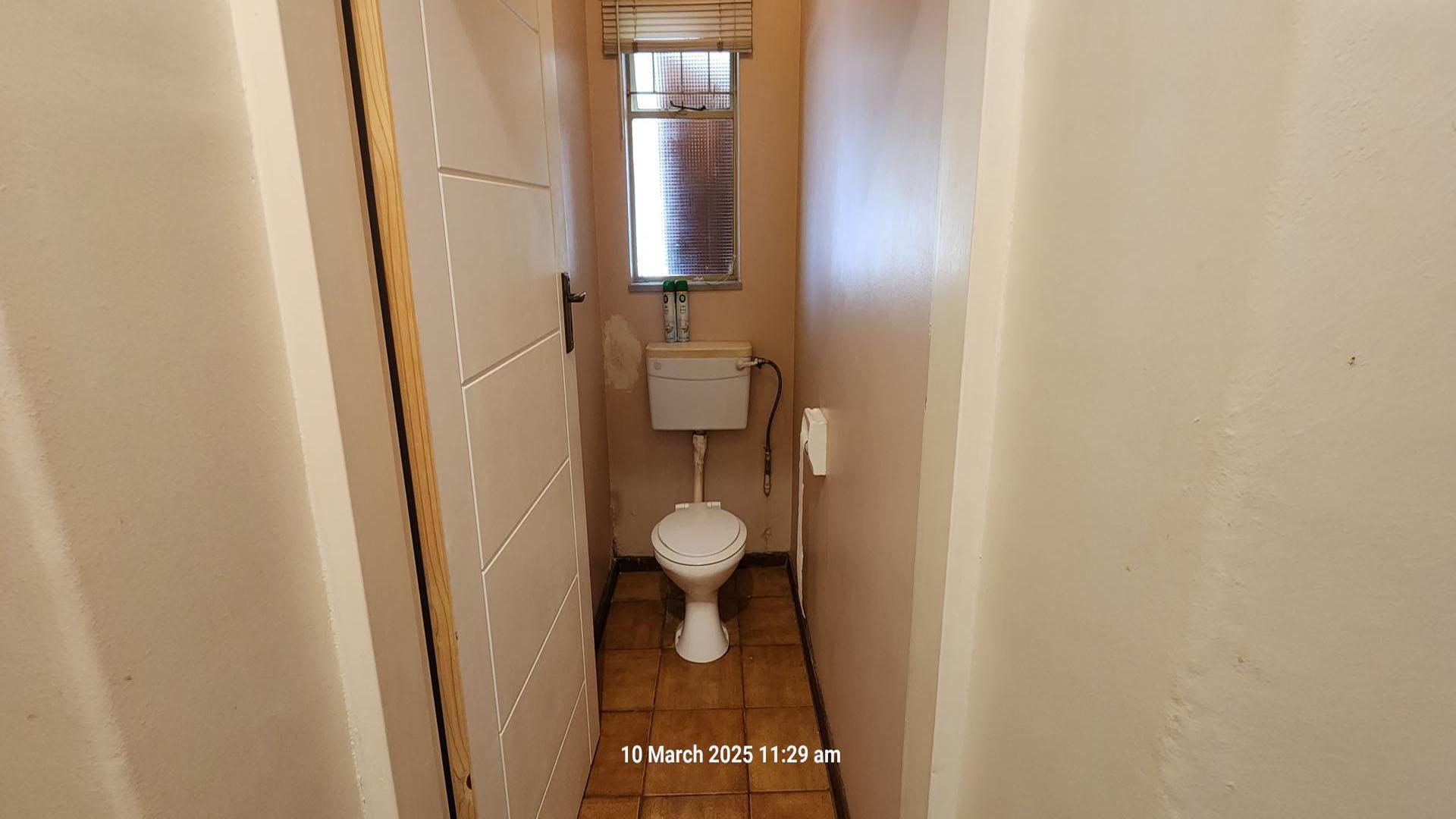 Bathroom 2 of property in Meiringspark