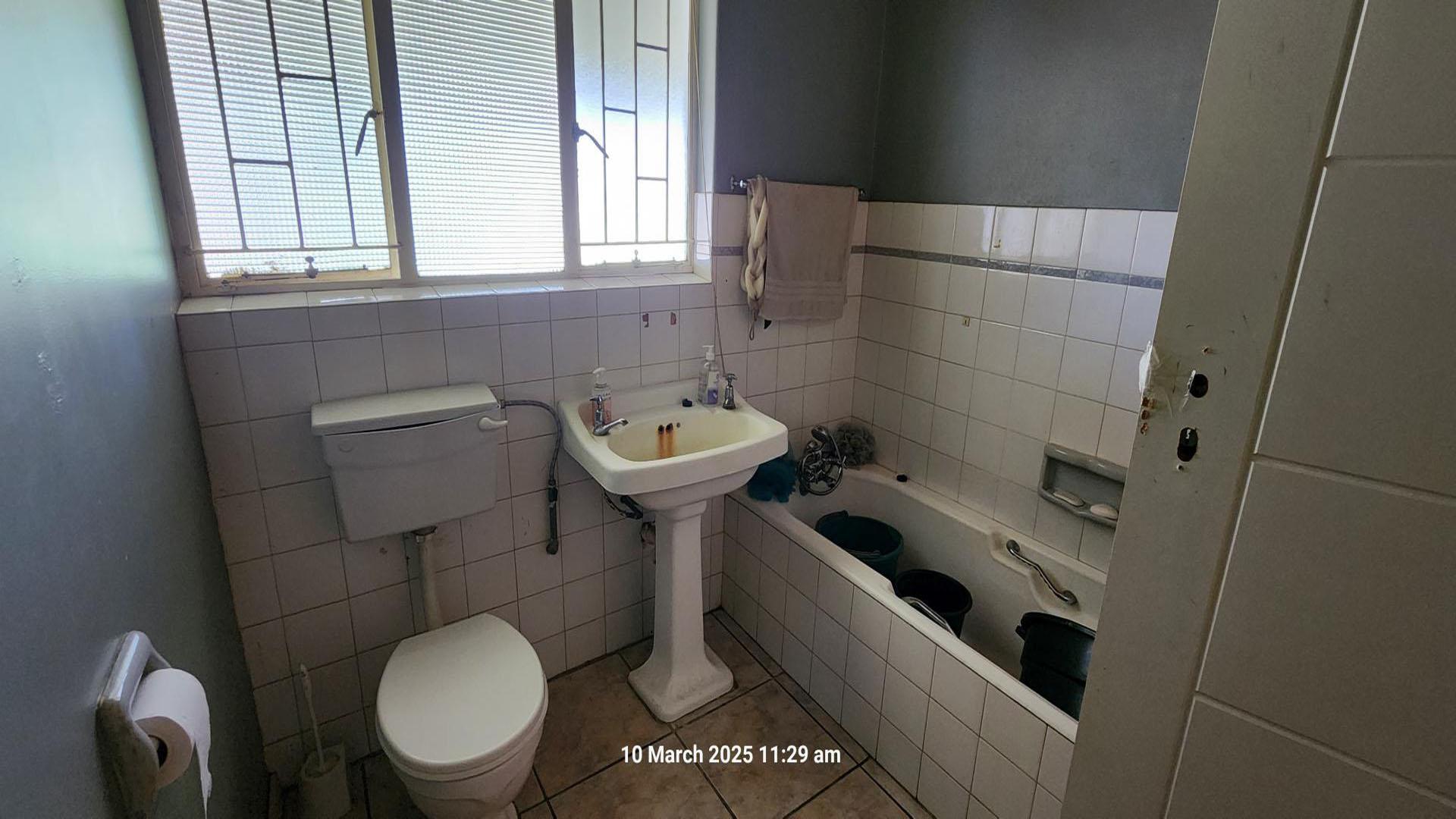 Bathroom 1 of property in Meiringspark