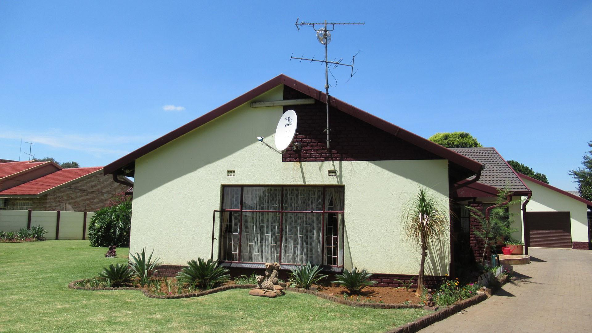 Front View of property in Golf Park