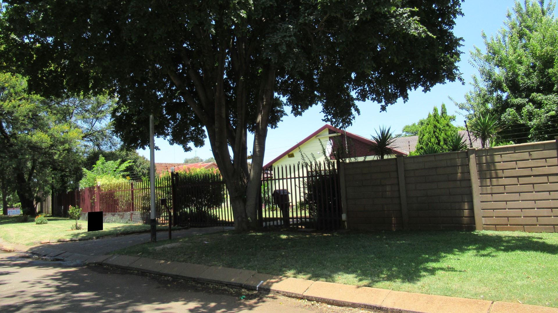Front View of property in Golf Park