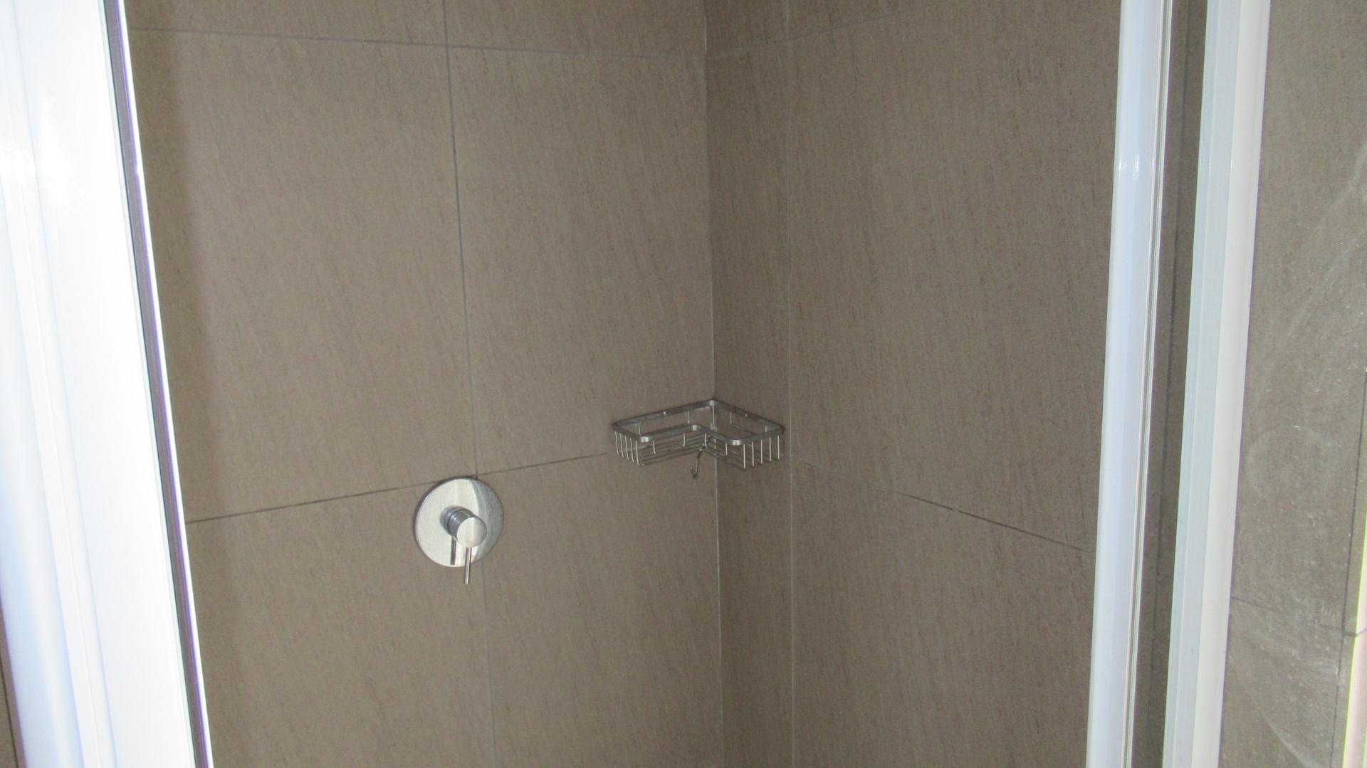 Main Bathroom - 5 square meters of property in Bedfordview