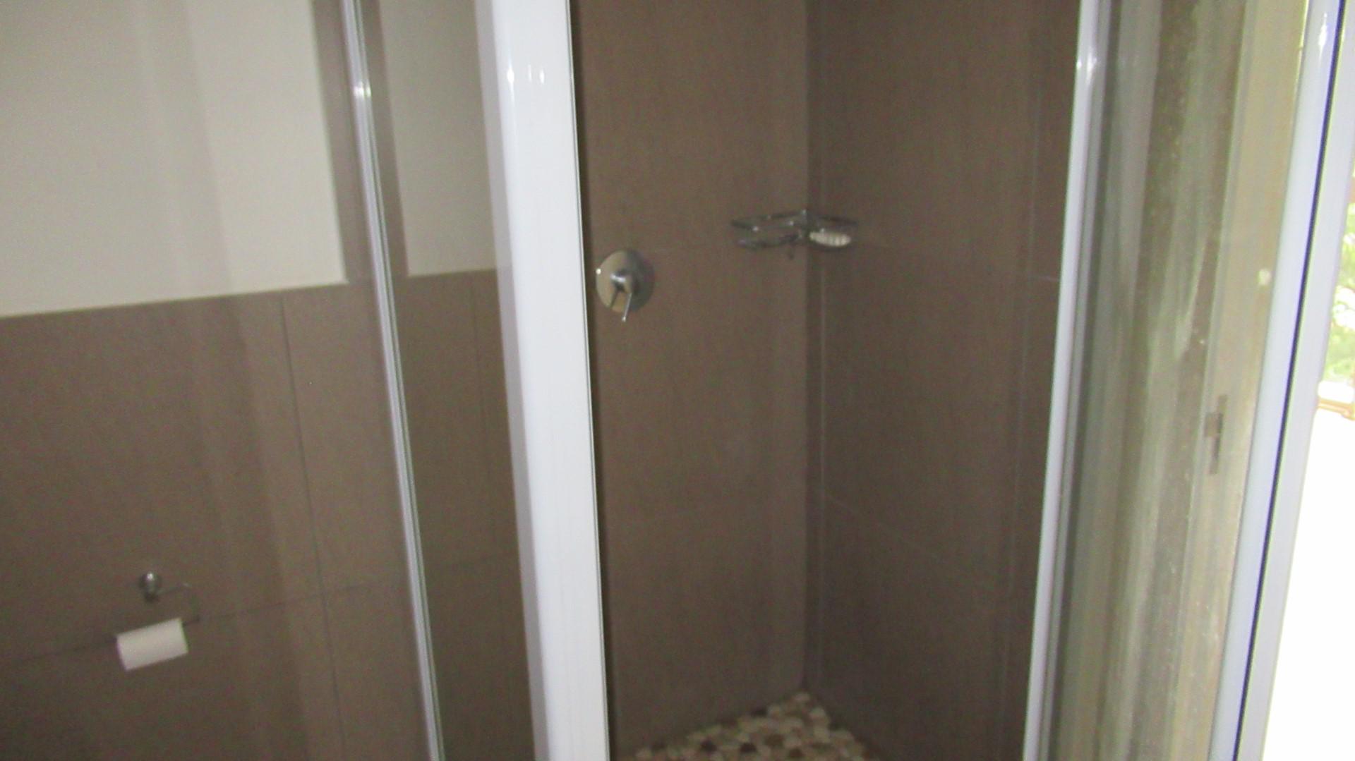 Bathroom 1 - 7 square meters of property in Bedfordview