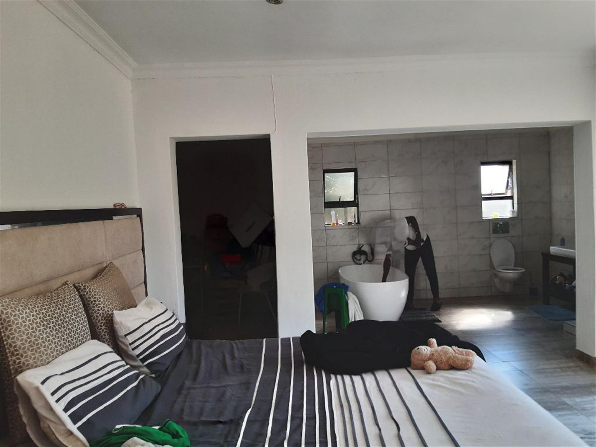 Main Bedroom of property in Buccleuch