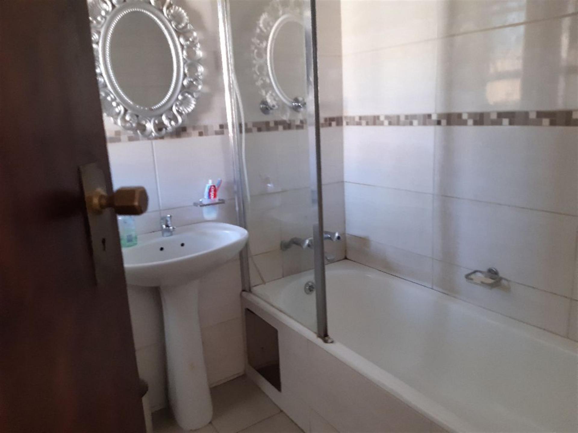 Bathroom 1 of property in Buccleuch