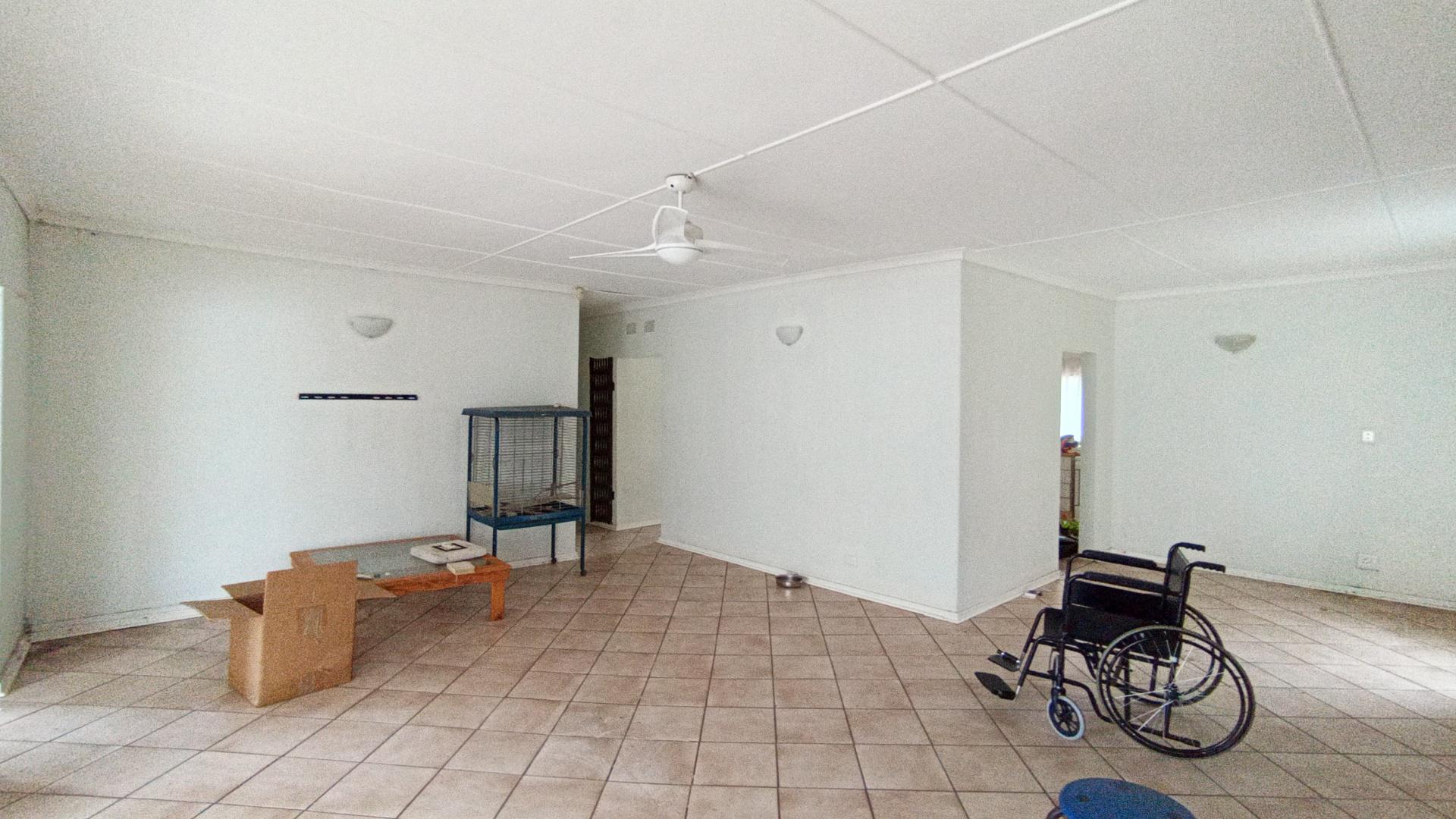 Lounges - 38 square meters of property in Scottburgh South