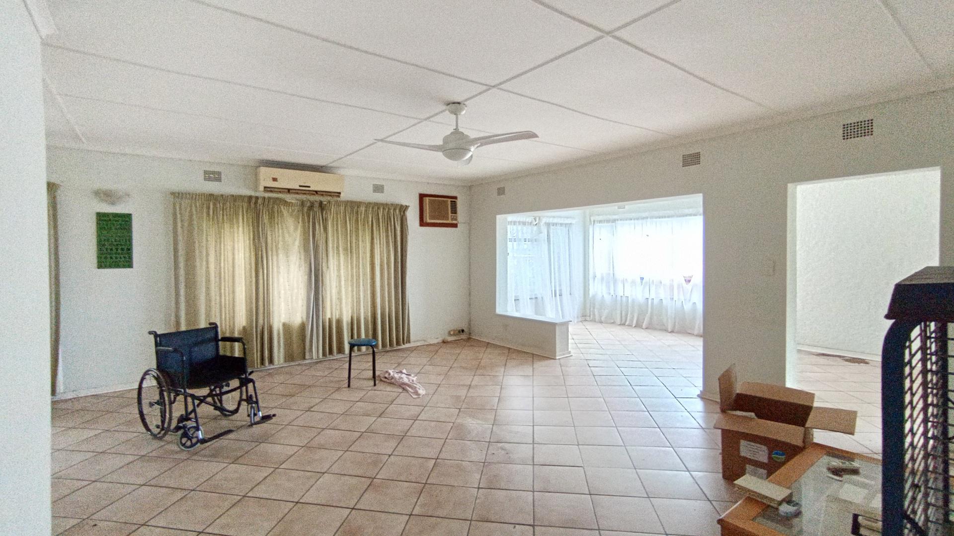 Lounges - 38 square meters of property in Scottburgh South