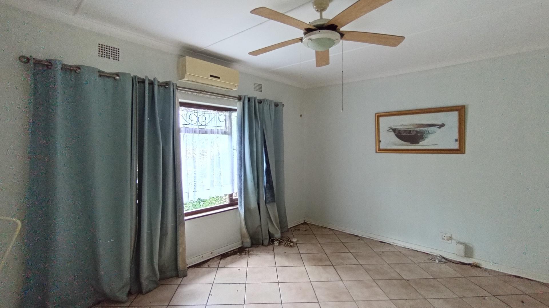 Main Bedroom - 24 square meters of property in Scottburgh South