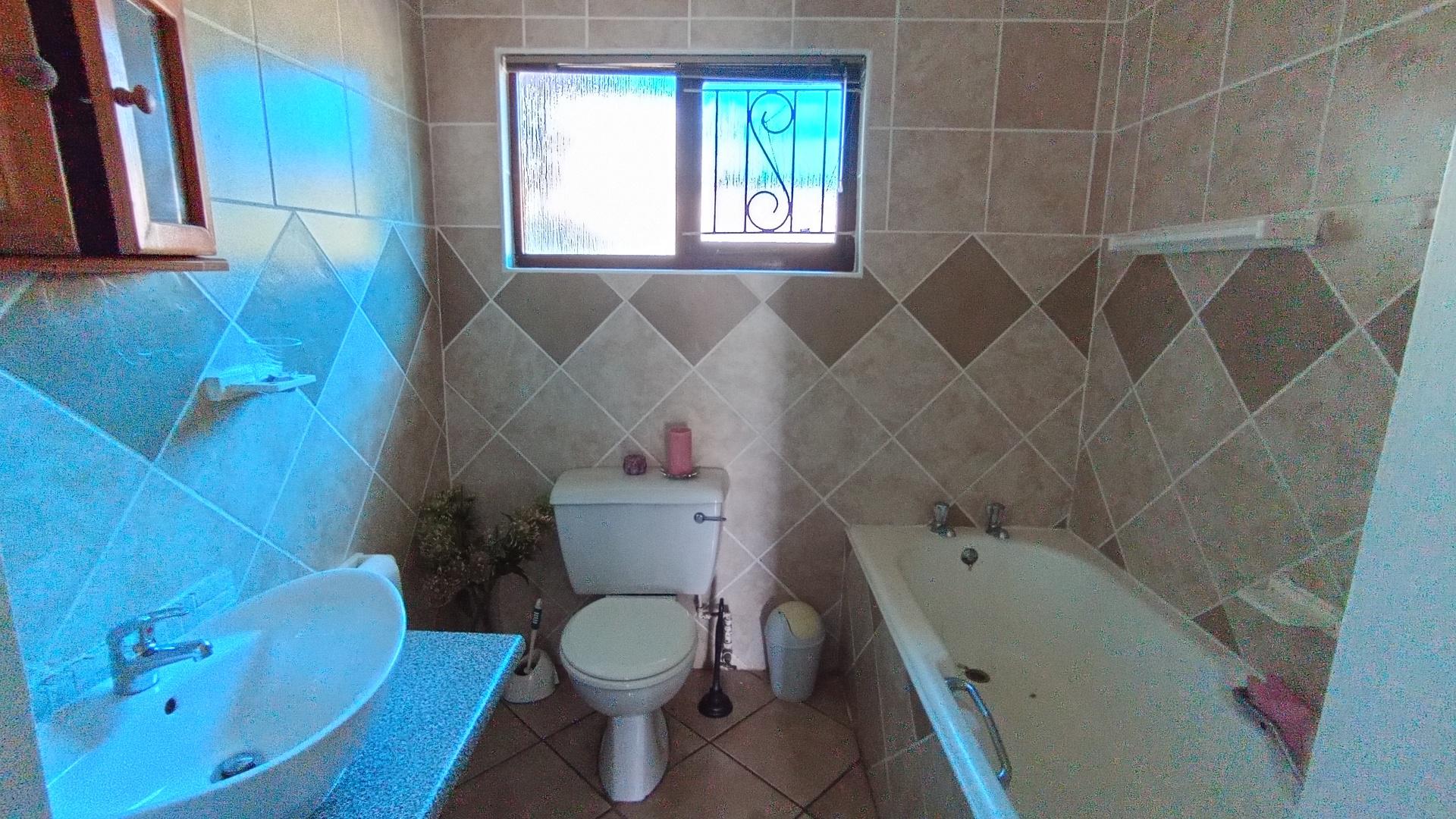 Main Bathroom - 5 square meters of property in Scottburgh South