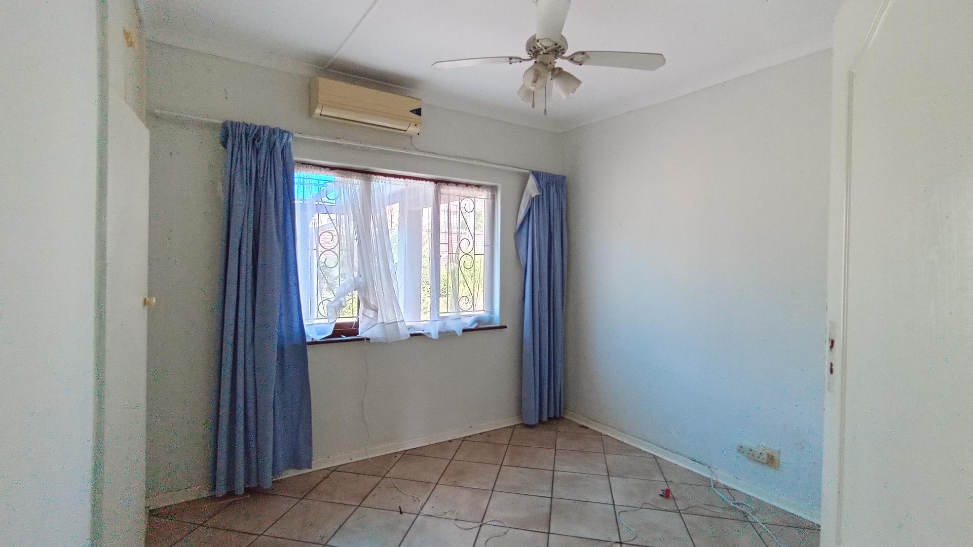 Bed Room 2 - 13 square meters of property in Scottburgh South