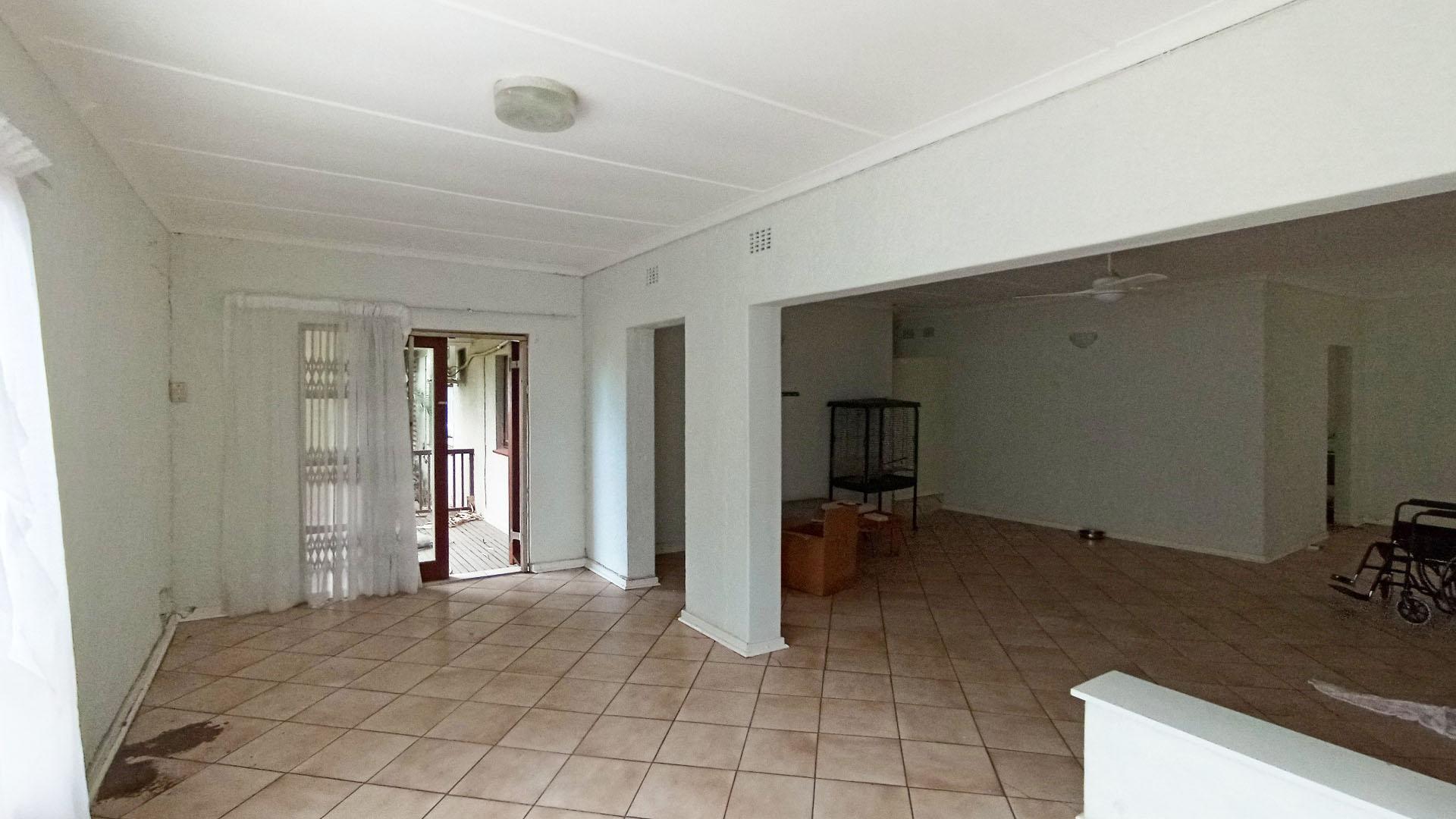 Spaces - 26 square meters of property in Scottburgh South