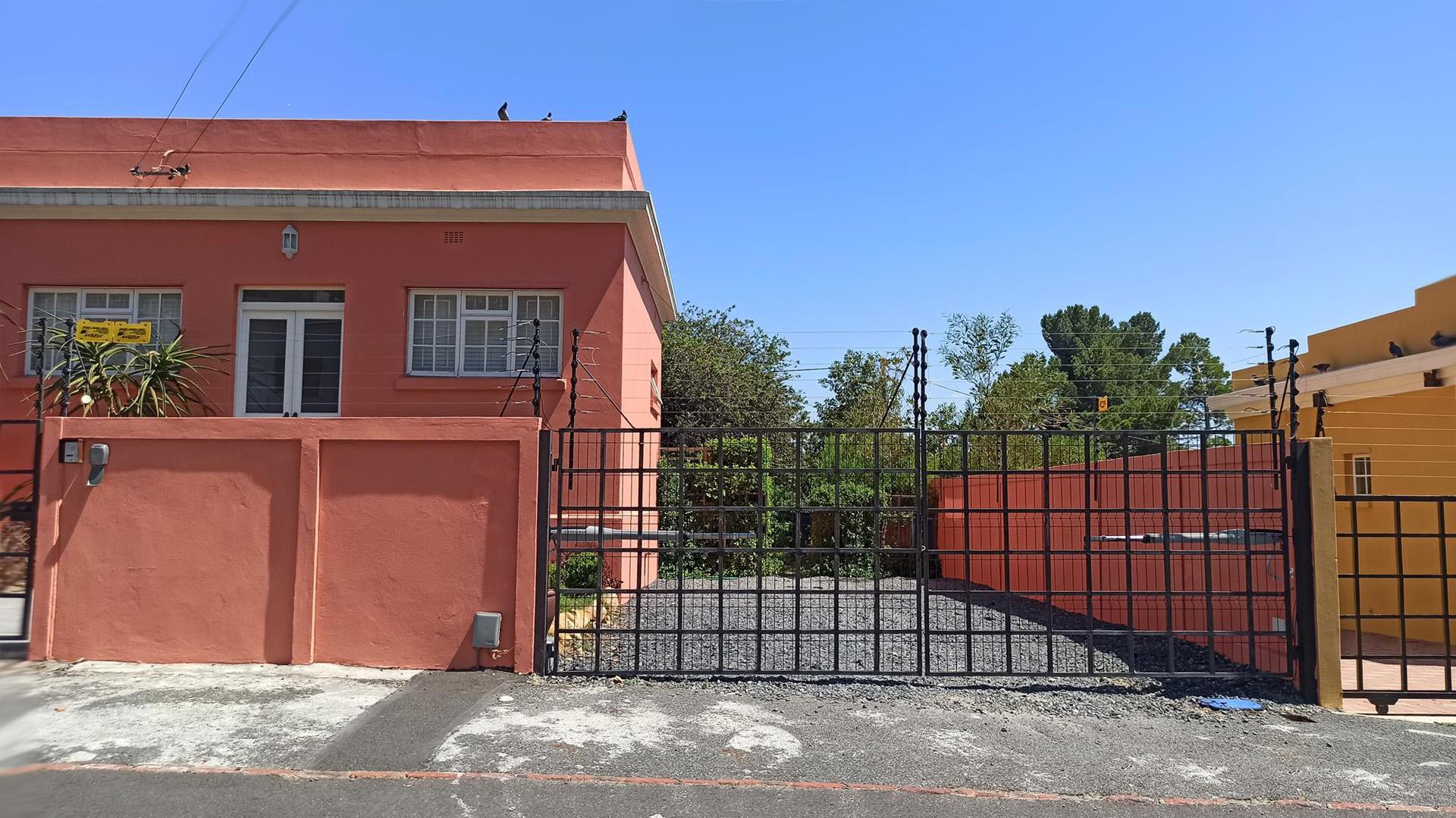 Front View of property in Vredehoek