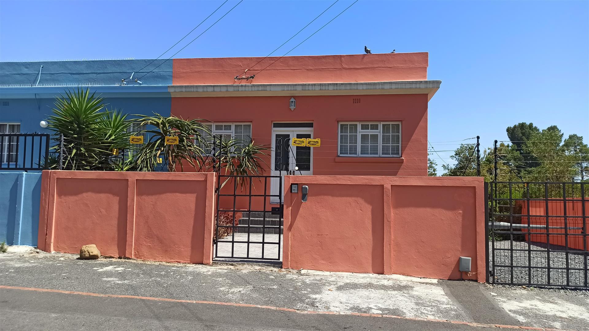 Front View of property in Vredehoek