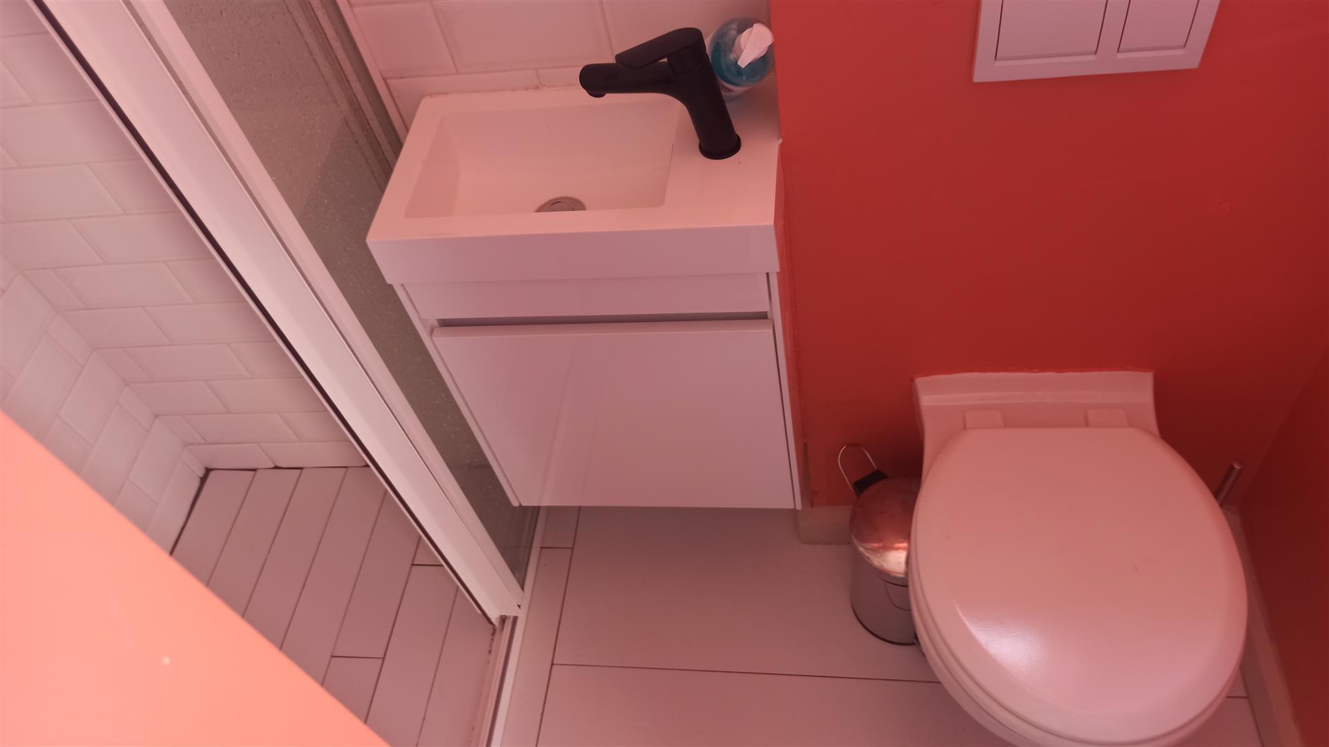 Main Bathroom - 3 square meters of property in Vredehoek