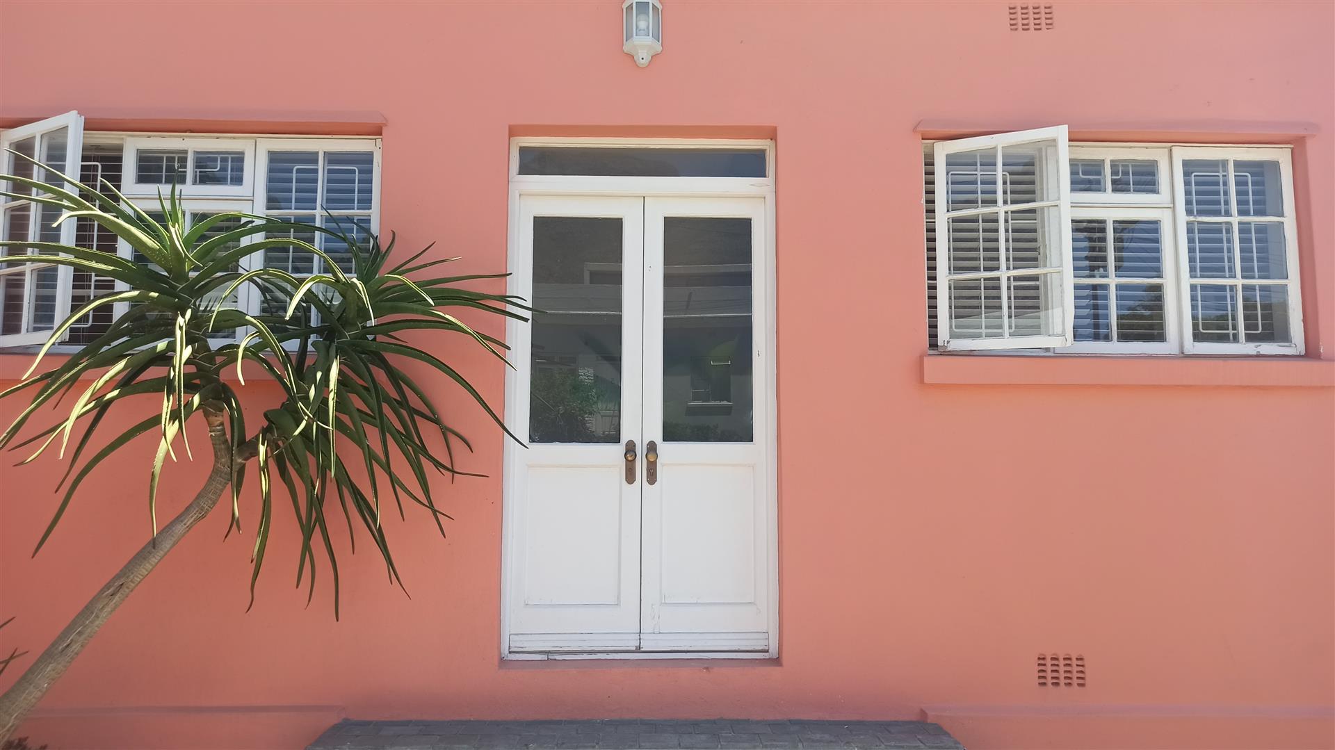 Front View of property in Vredehoek