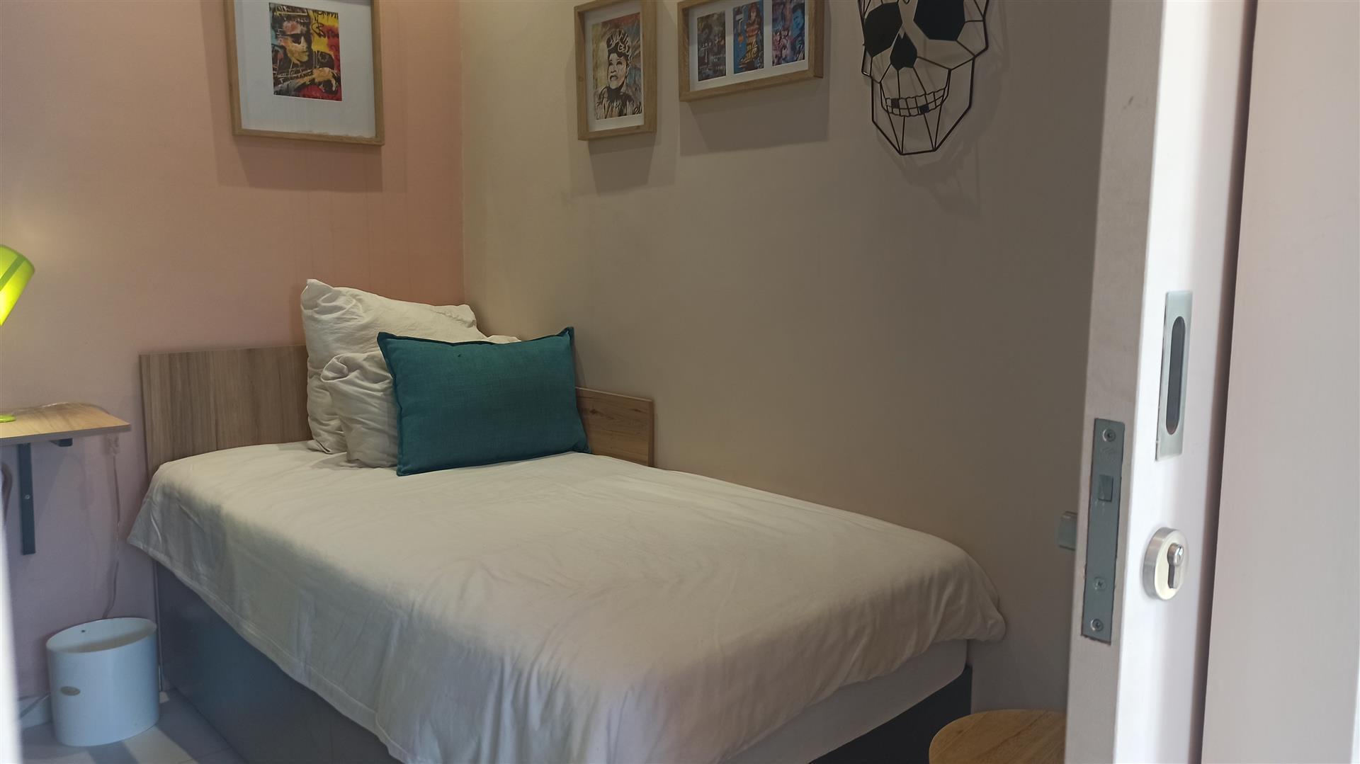 Bed Room 3 - 6 square meters of property in Vredehoek