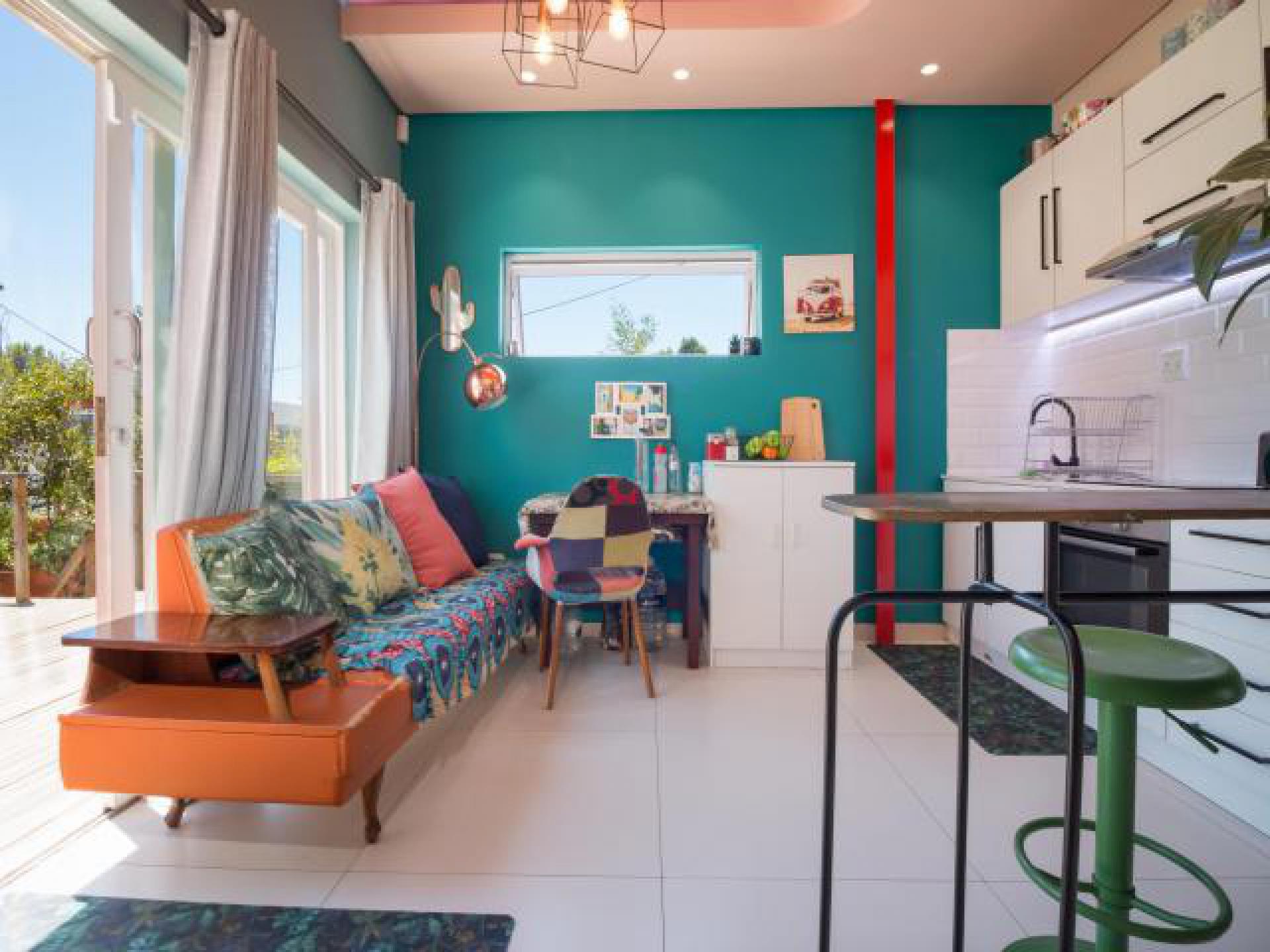 Lounges - 15 square meters of property in Vredehoek
