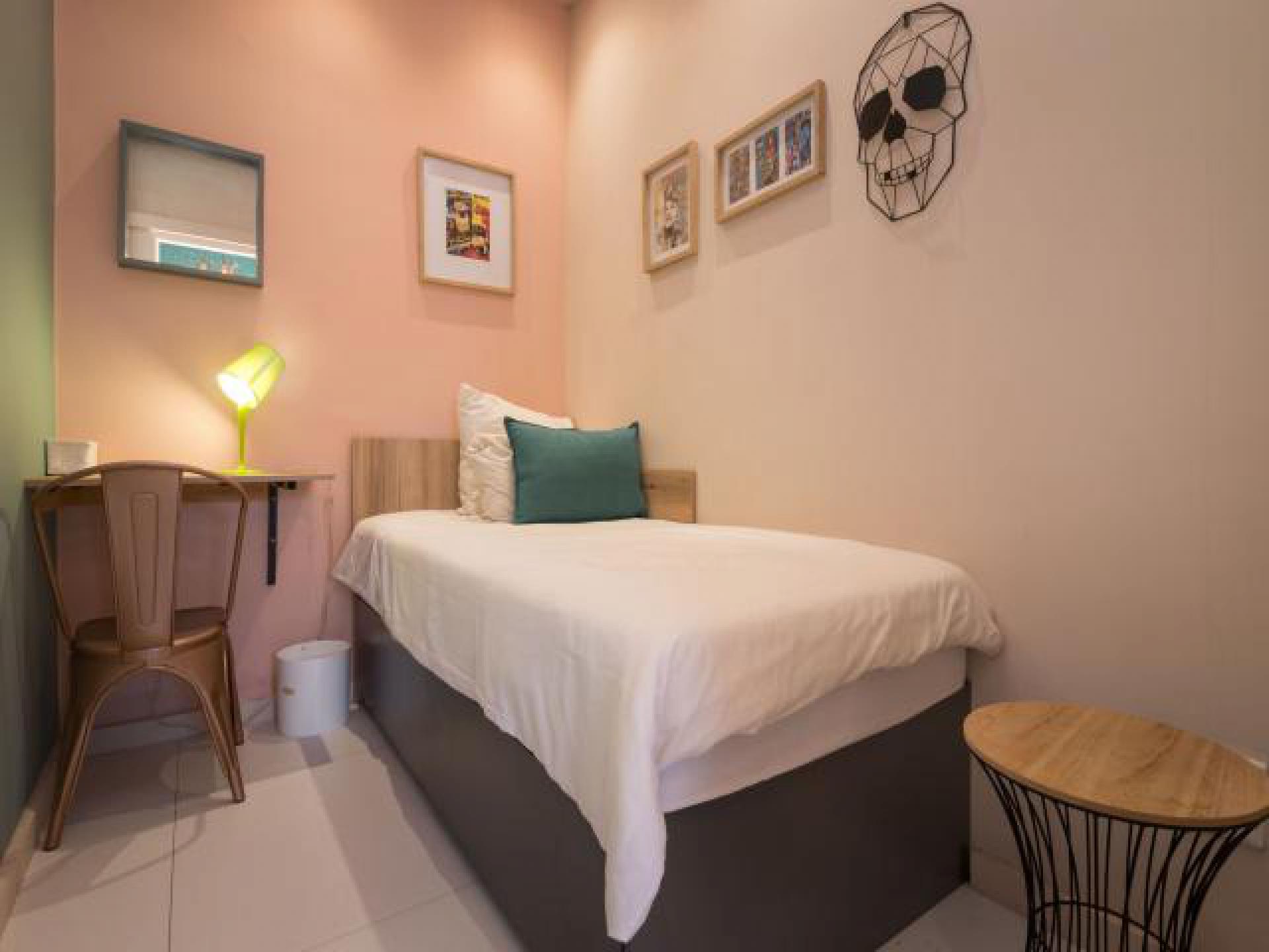 Bed Room 2 - 7 square meters of property in Vredehoek