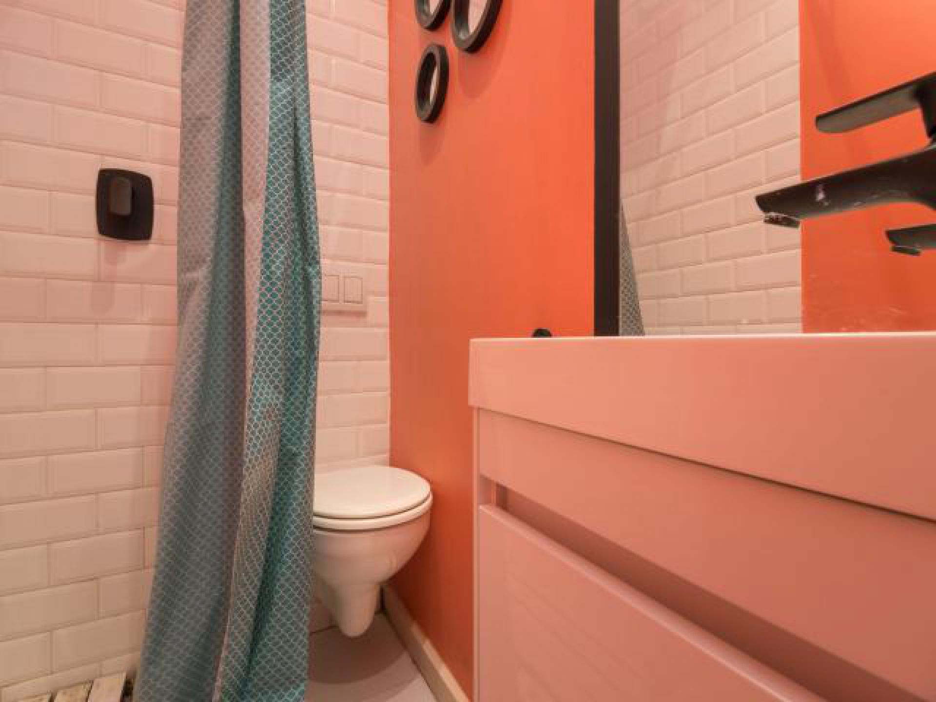 Bathroom 2 - 4 square meters of property in Vredehoek