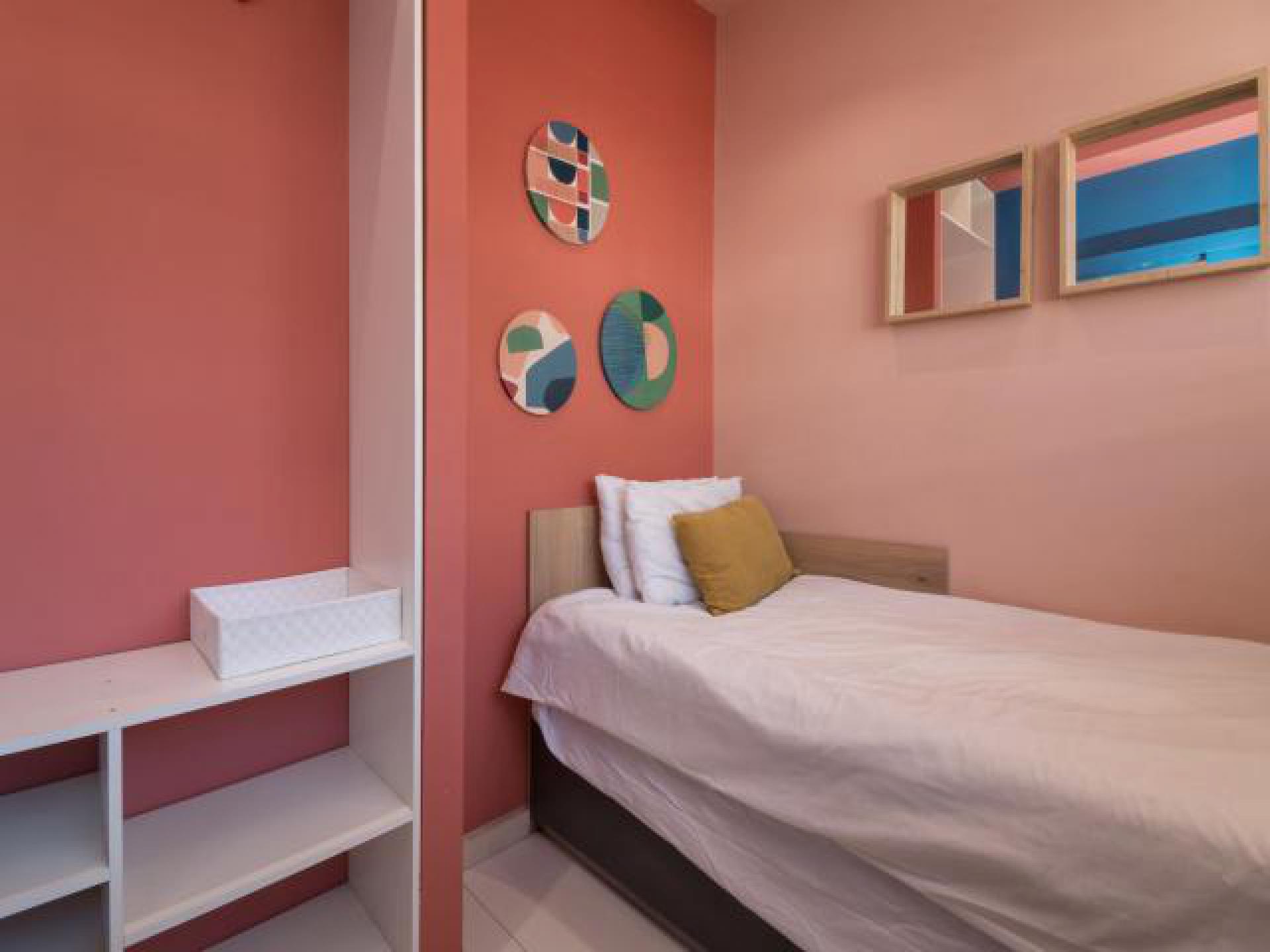 Bed Room 3 - 6 square meters of property in Vredehoek