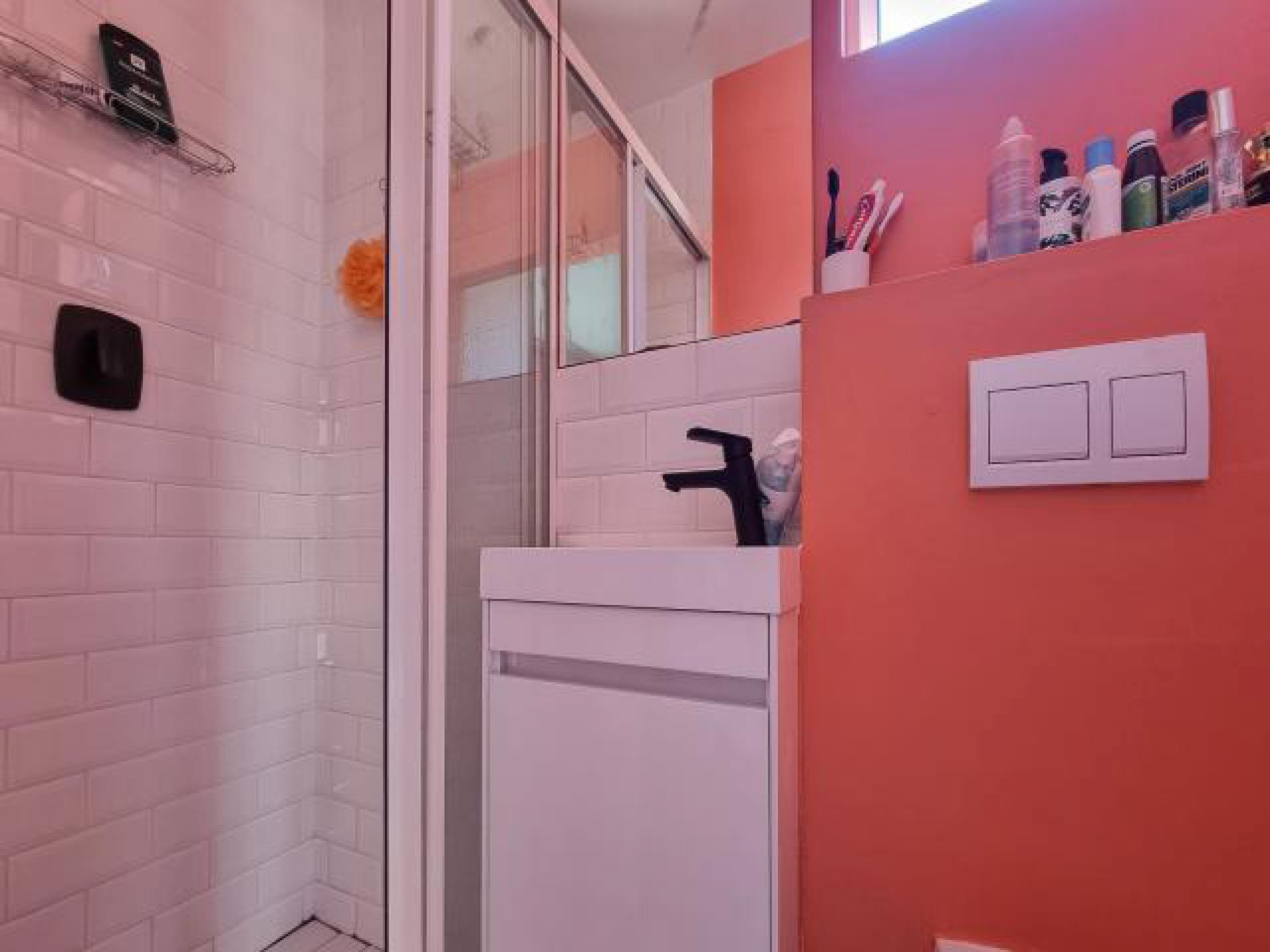 Bathroom 1 - 4 square meters of property in Vredehoek