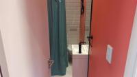 Bathroom 2 - 4 square meters of property in Vredehoek