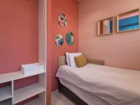 Bed Room 3 - 6 square meters of property in Vredehoek