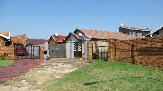 4 Bedroom House for Sale For Sale in Soweto - Home Sell - MR492956