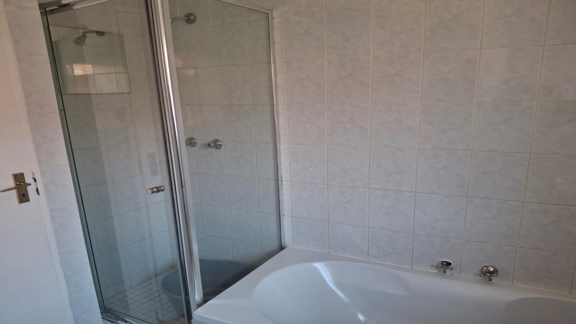 Bathroom 1 of property in Glenvista