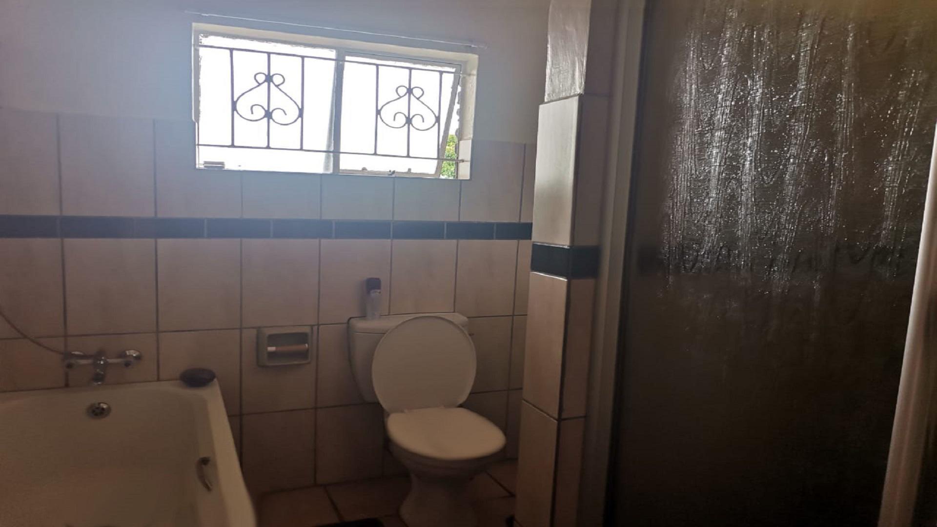 Bathroom 1 - 83 square meters of property in Piet Retief